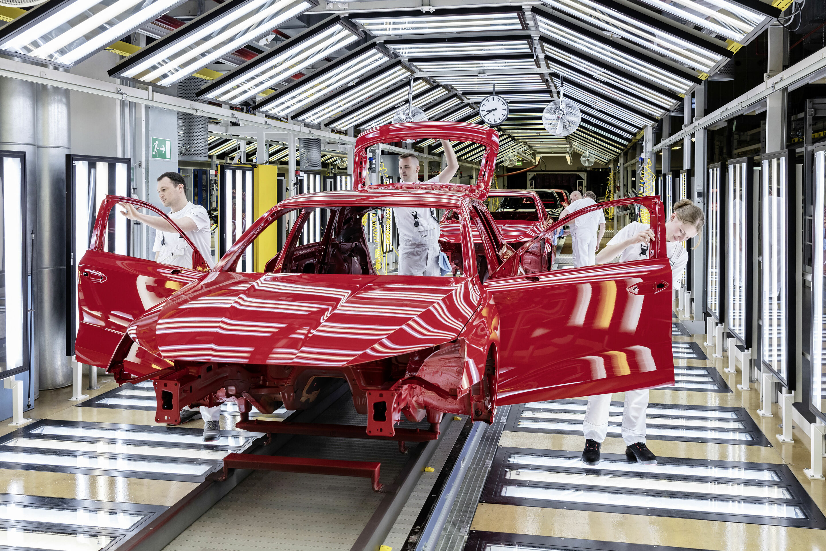 Audi Site Ingolstadt - Production of the Audi A3 Sportback: Paint shop – Surface check in the finishing area