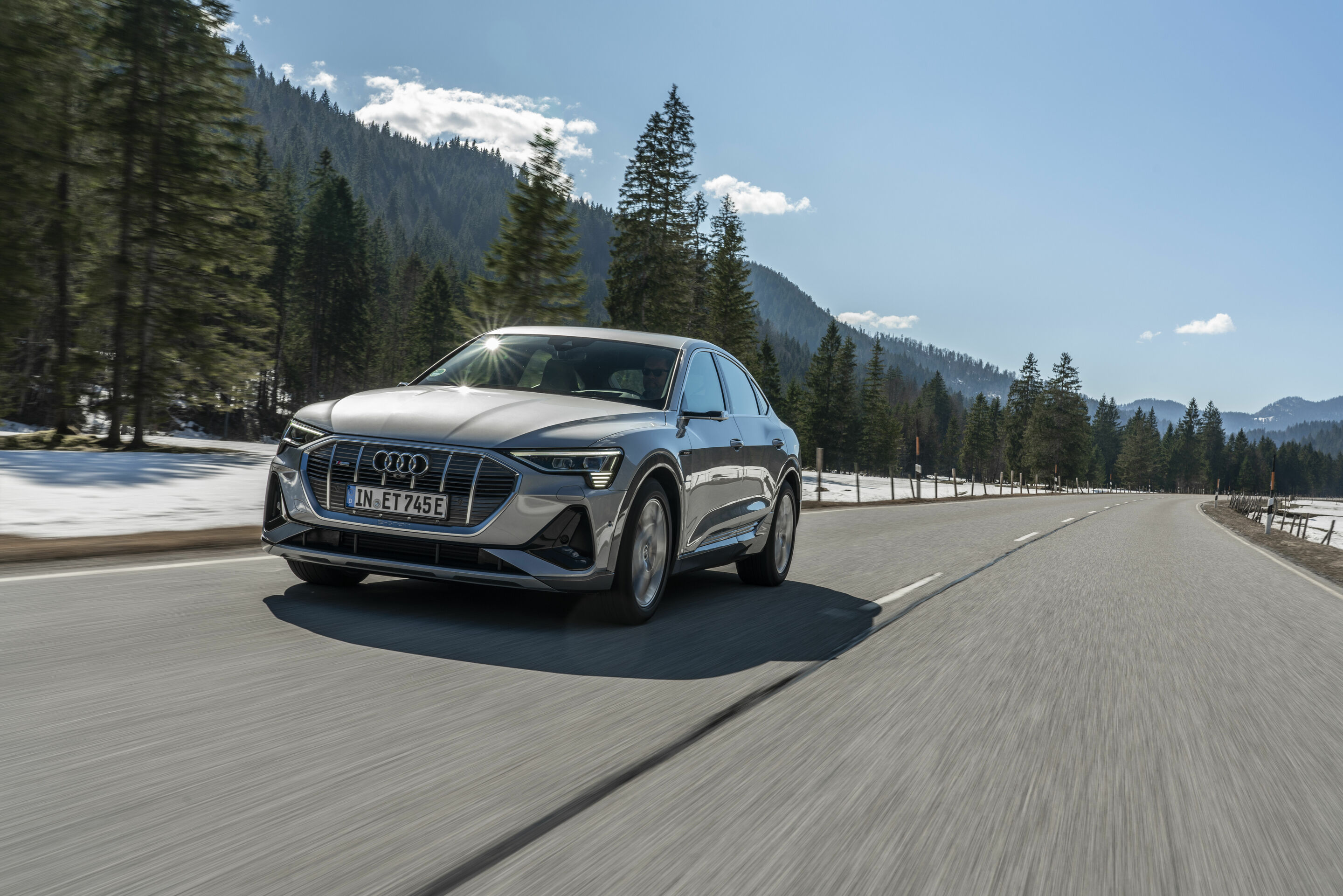 Audi e-tron Sportback 55 quattro - Fahraufnahme,
Farbe: Florettsilber