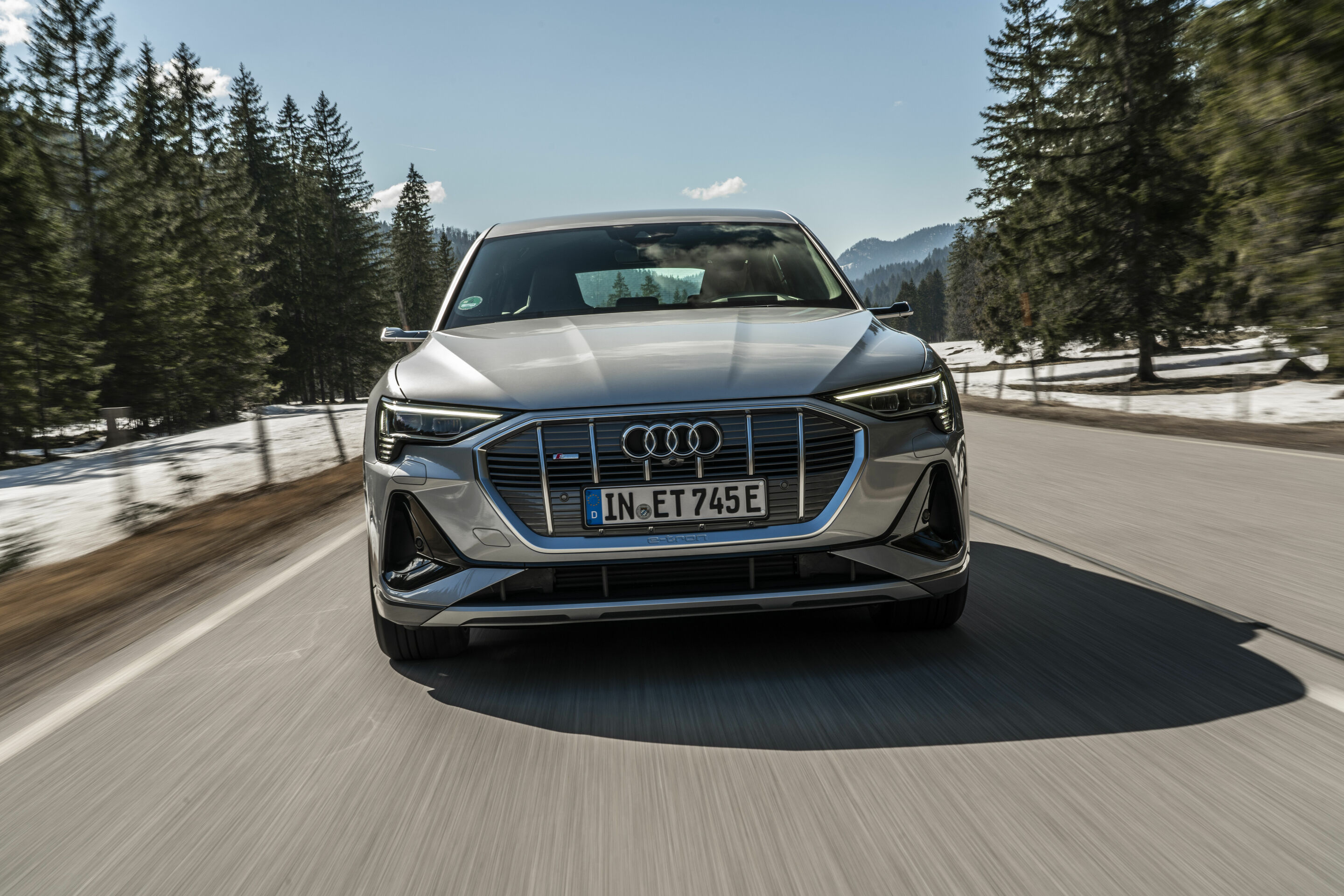 Audi e-tron Sportback 55 quattro - Fahraufnahme,
Farbe: Florettsilber
