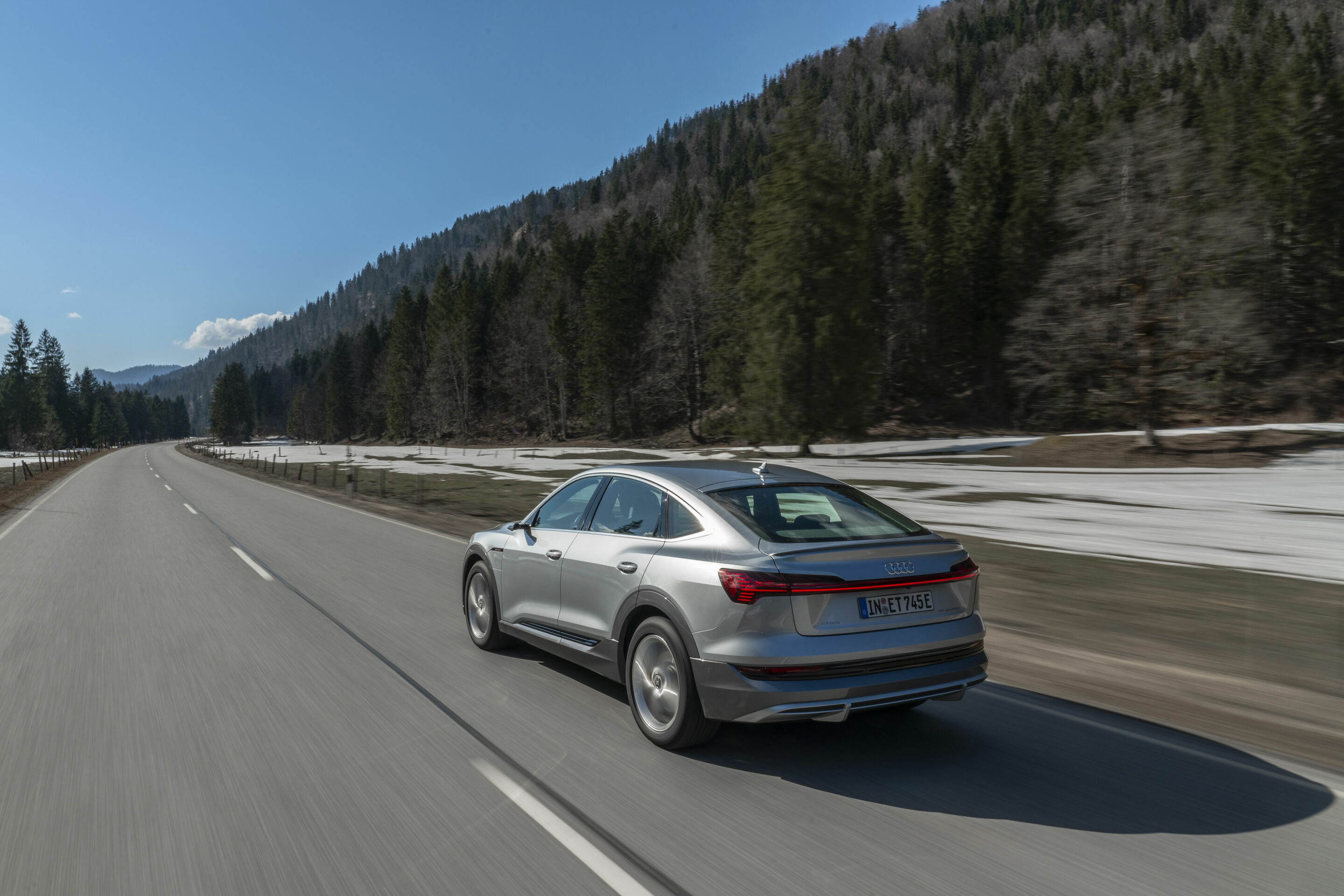 Audi e-tron Sportback 55 quattro - Fahraufnahme,
Farbe: Florettsilber