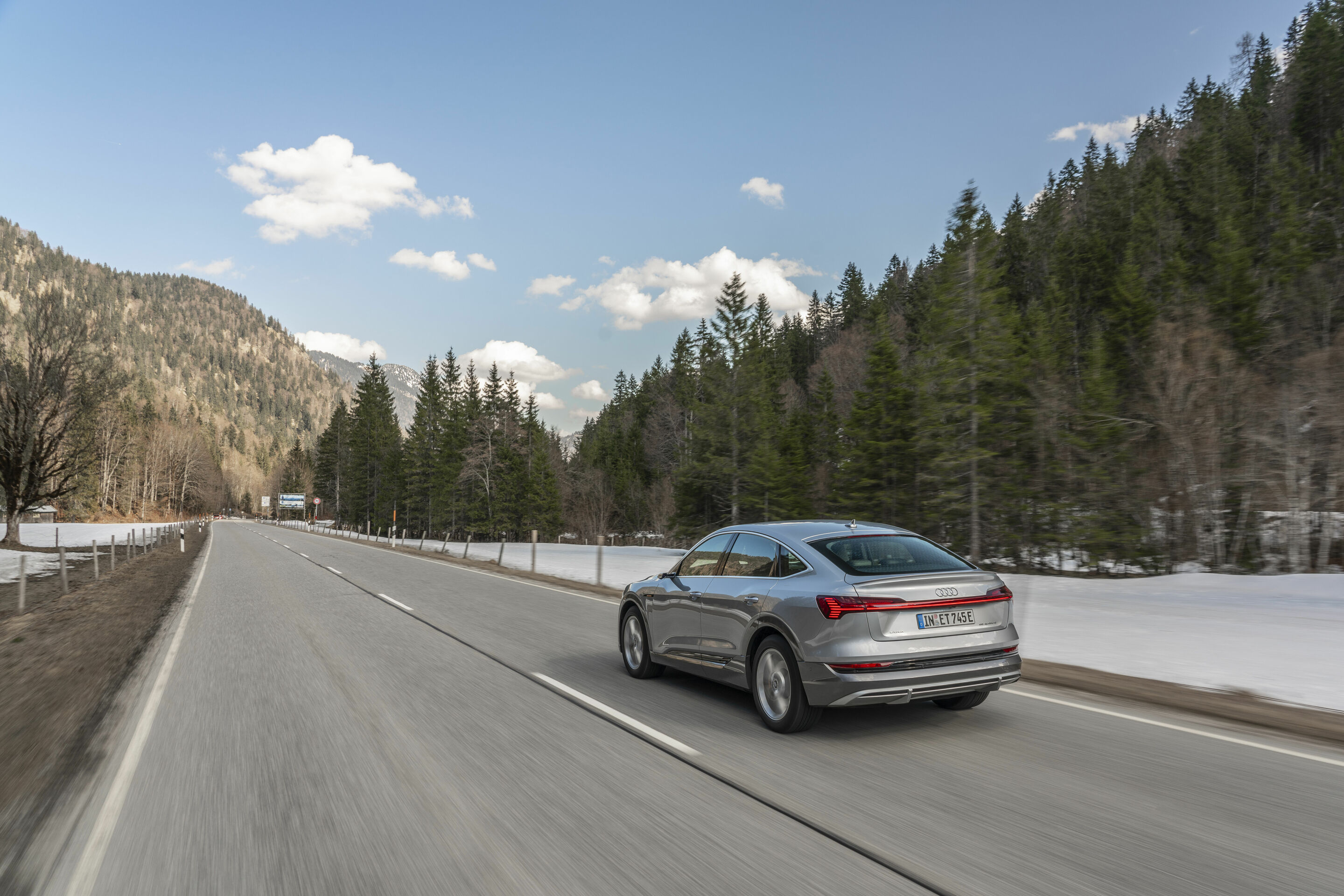 Audi e-tron Sportback 55 quattro - Fahraufnahme,
Farbe: Florettsilber