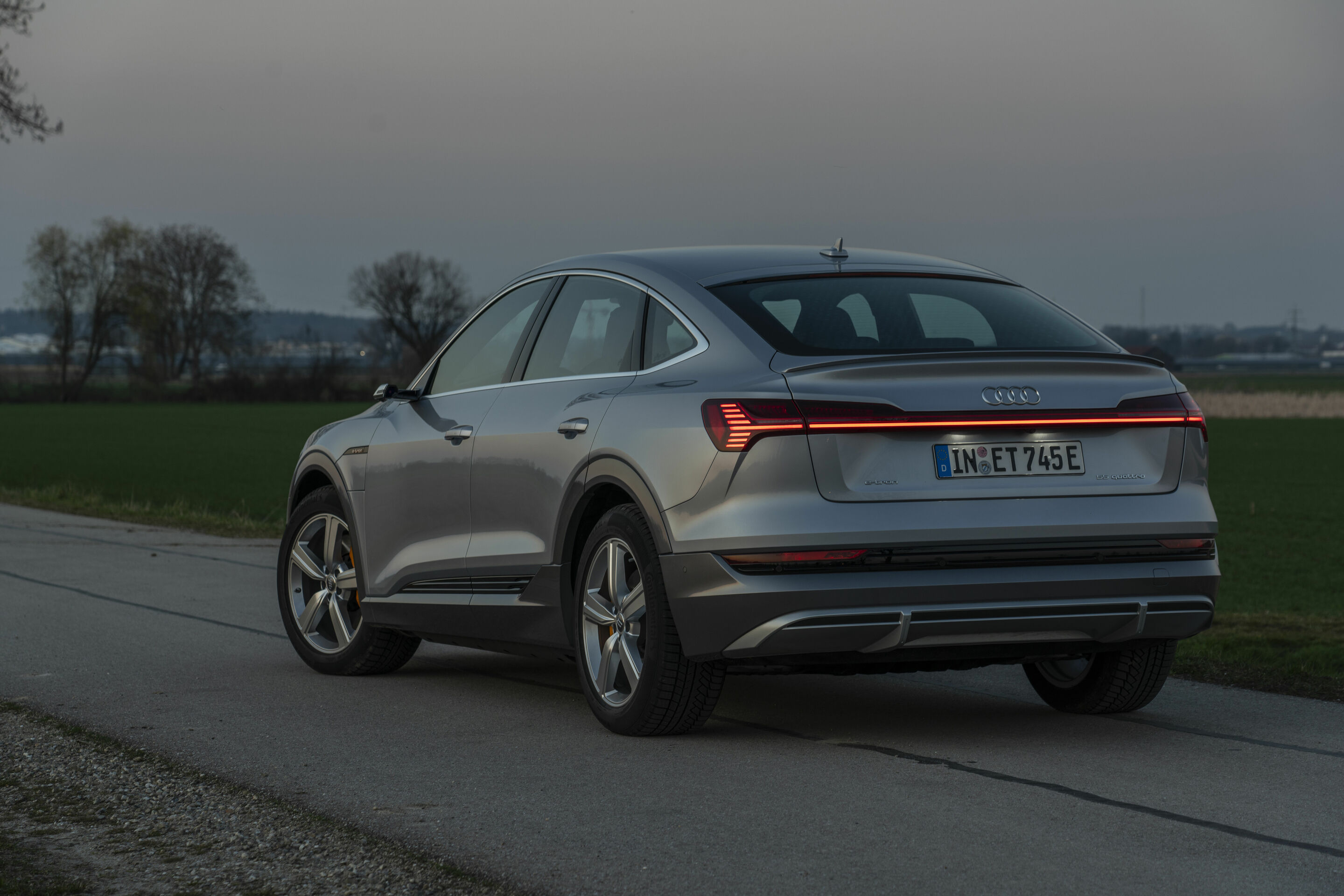 Audi e-tron Sportback 55 quattro - Fahraufnahme,
Farbe: Florettsilber