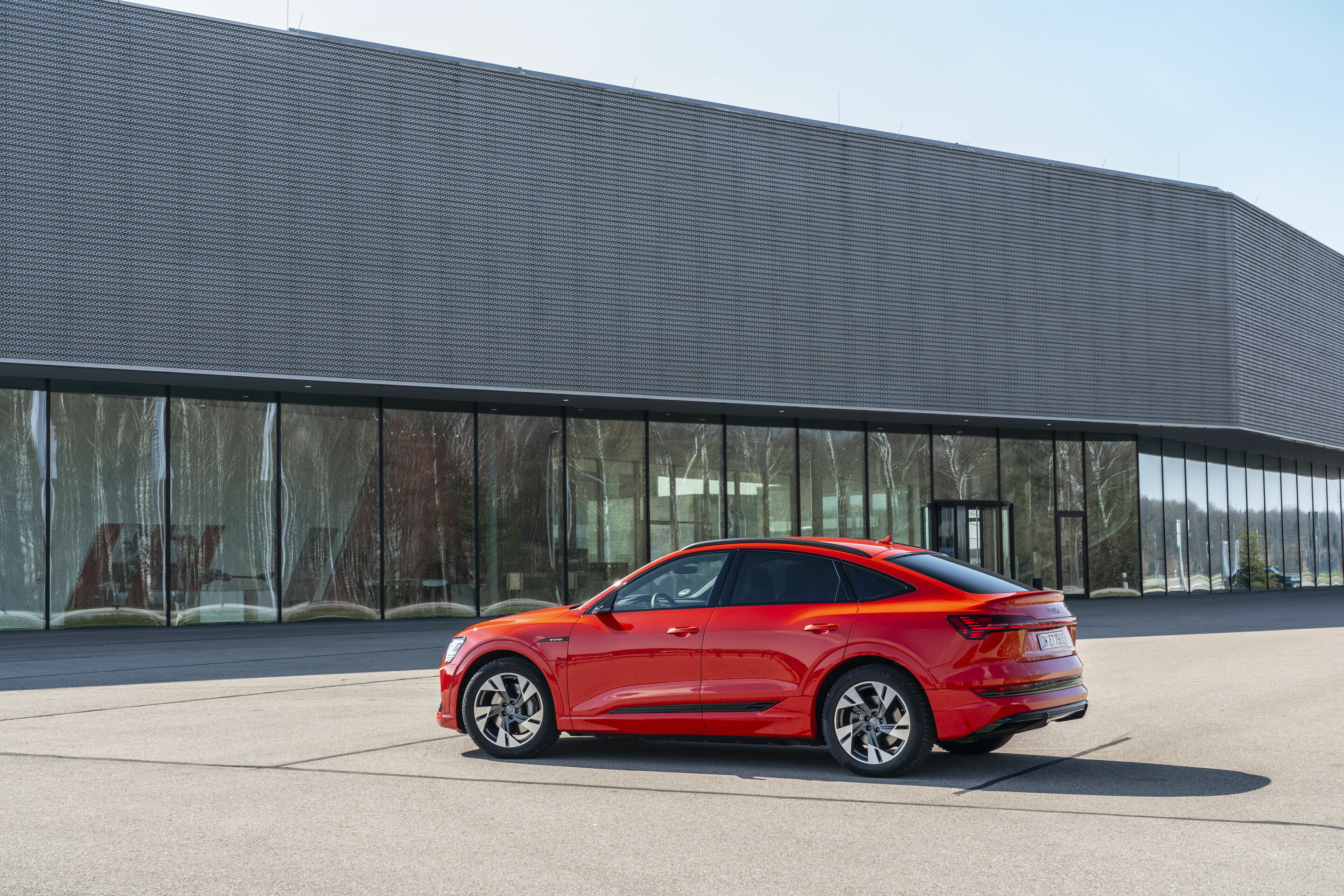 Audi e-tron Sportback 55 quattro - Standaufnahme,
Farbe: Catalunyarot