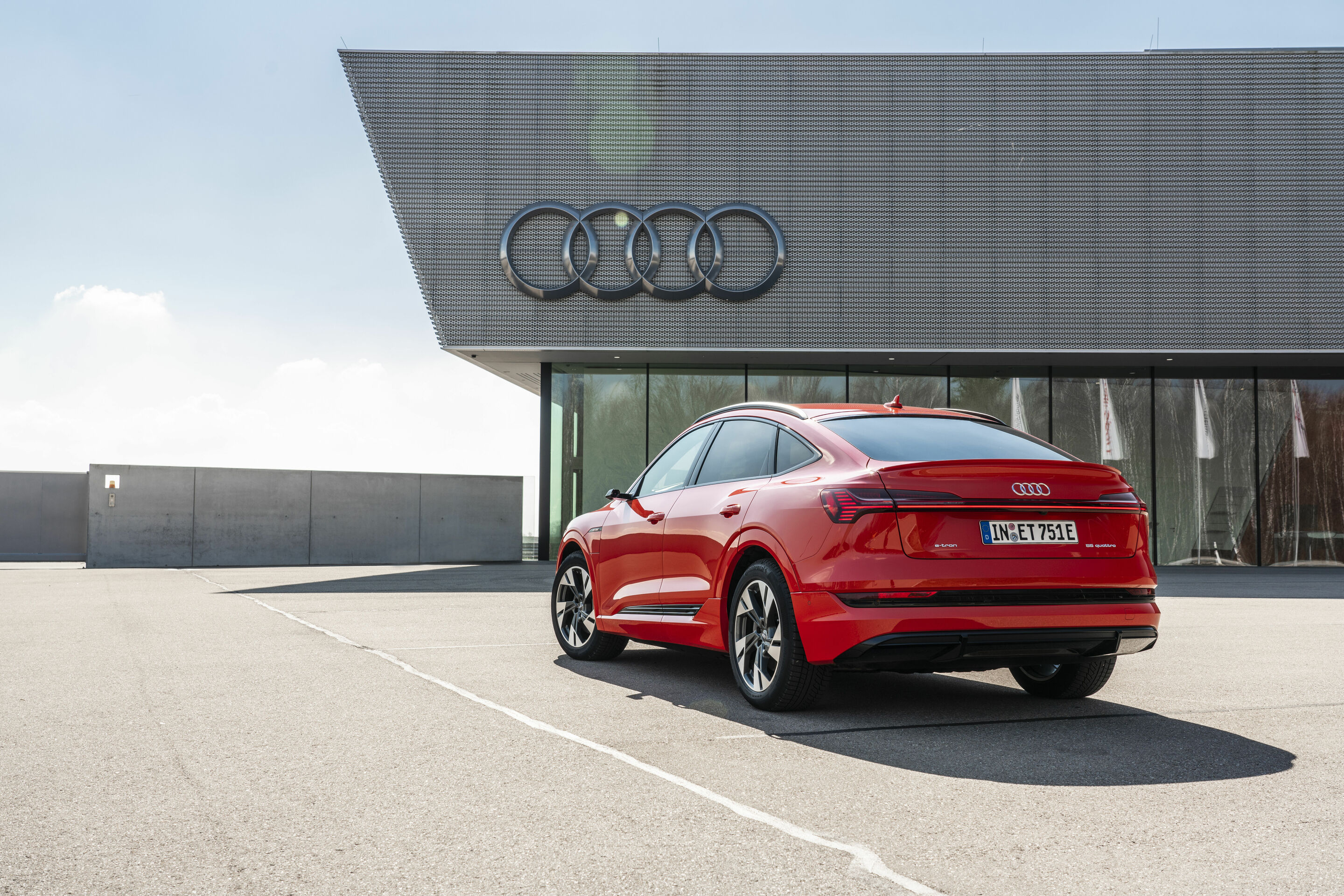 Audi e-tron Sportback 55 quattro - Standaufnahme,
Farbe: Catalunyarot