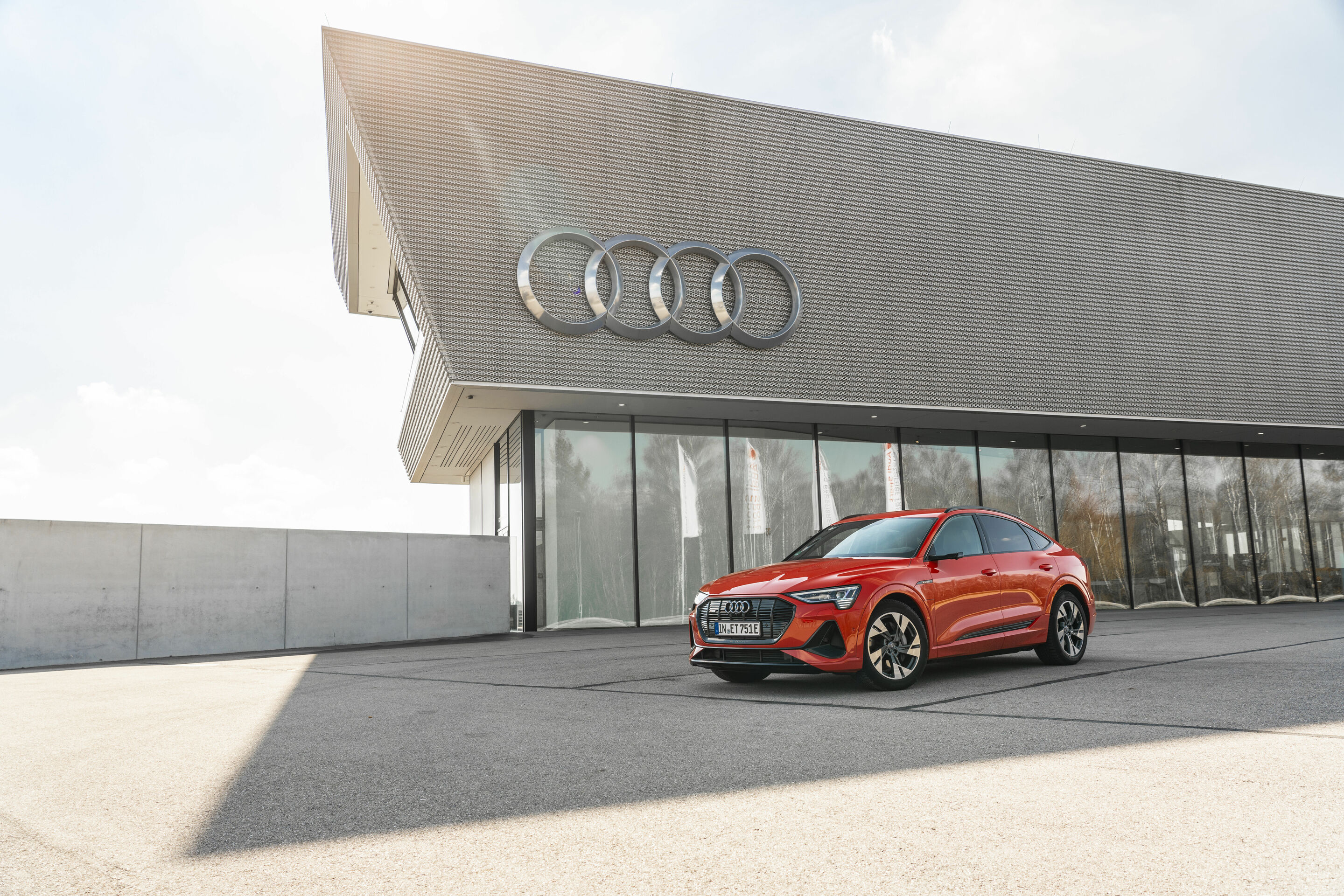 Audi e-tron Sportback 55 quattro - Static photo,
Colour: Catalunya Red