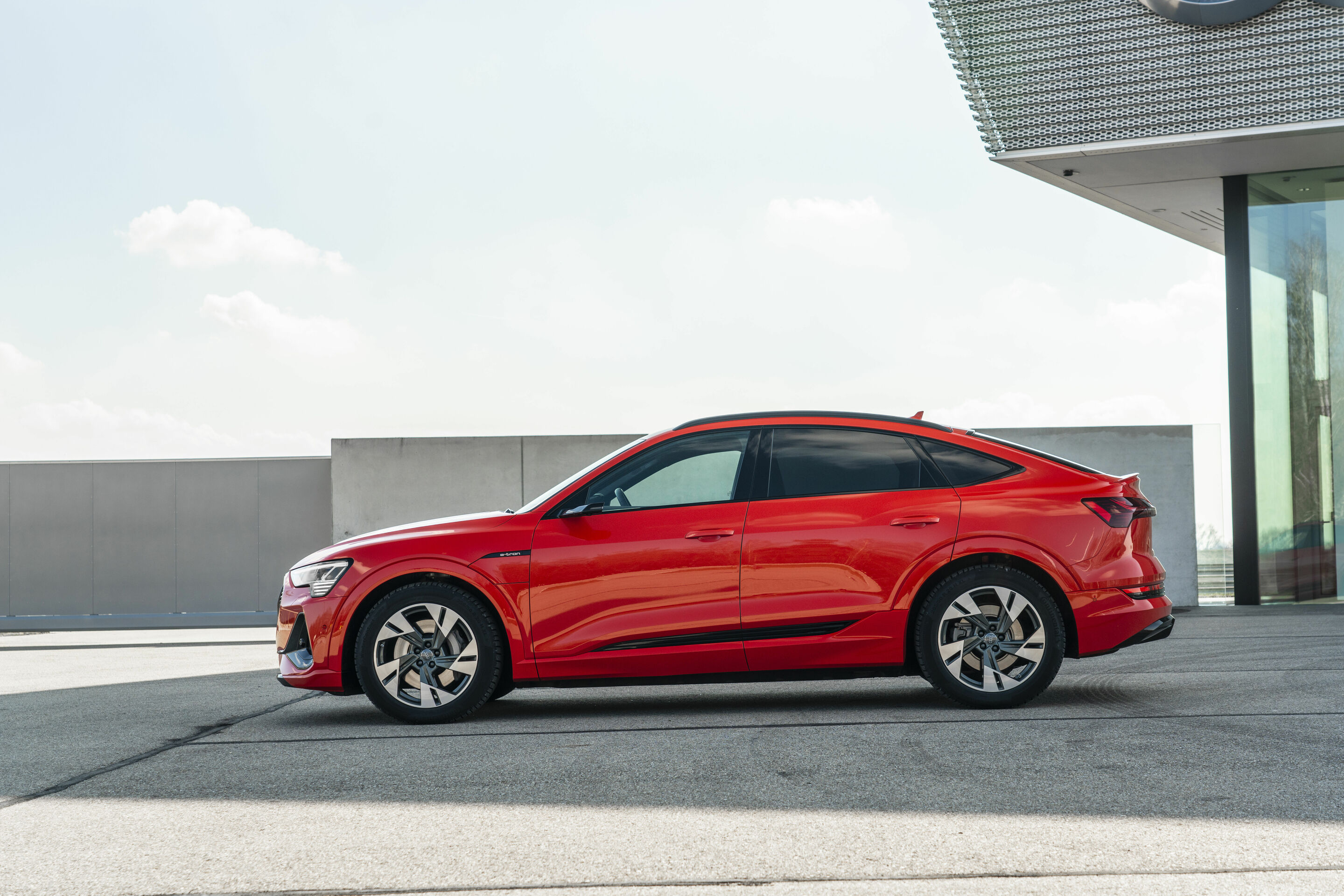 Audi e-tron Sportback 55 quattro - Standaufnahme,
Farbe: Catalunyarot