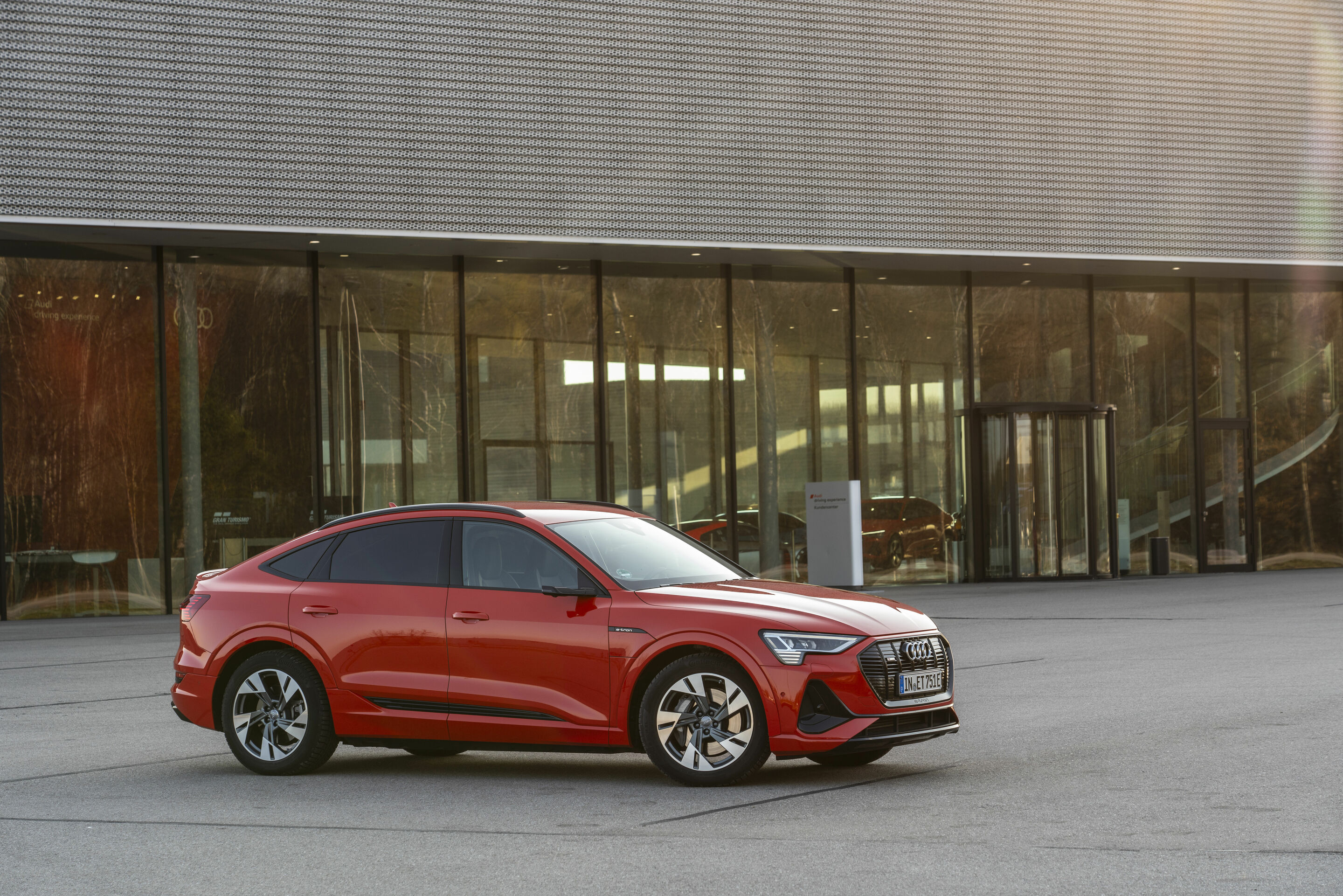 Audi e-tron Sportback 55 quattro - Standaufnahme,
Farbe: Catalunyarot