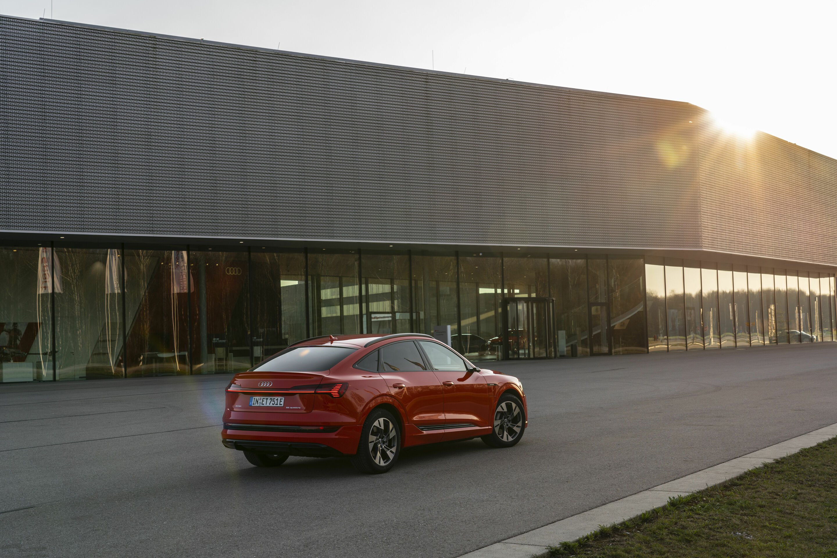 Audi e-tron Sportback 55 quattro - Standaufnahme,
Farbe: Catalunyarot