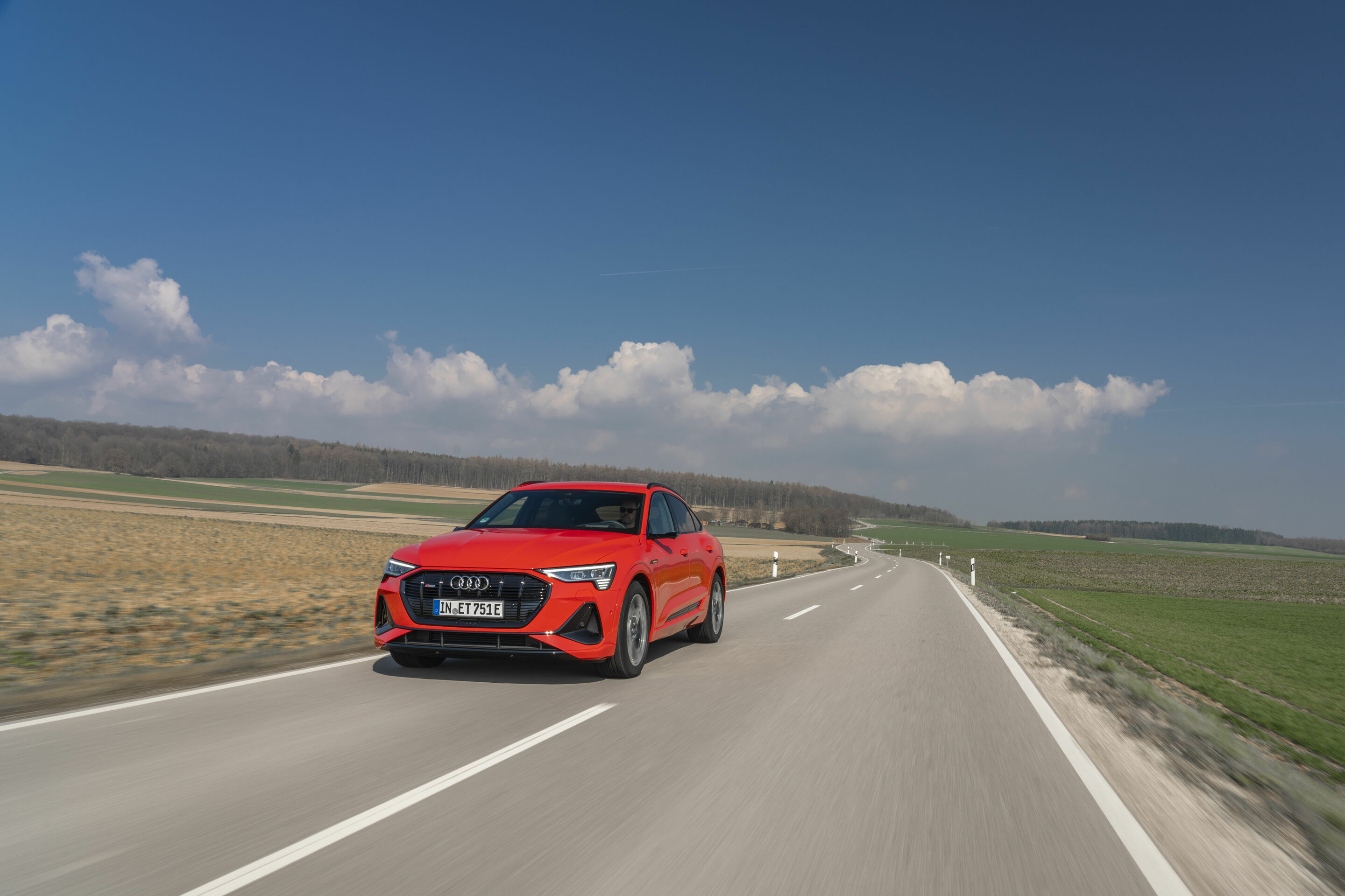 Audi e-tron Sportback 55 quattro - Fahraufnahme,
Farbe: Catalunyarot