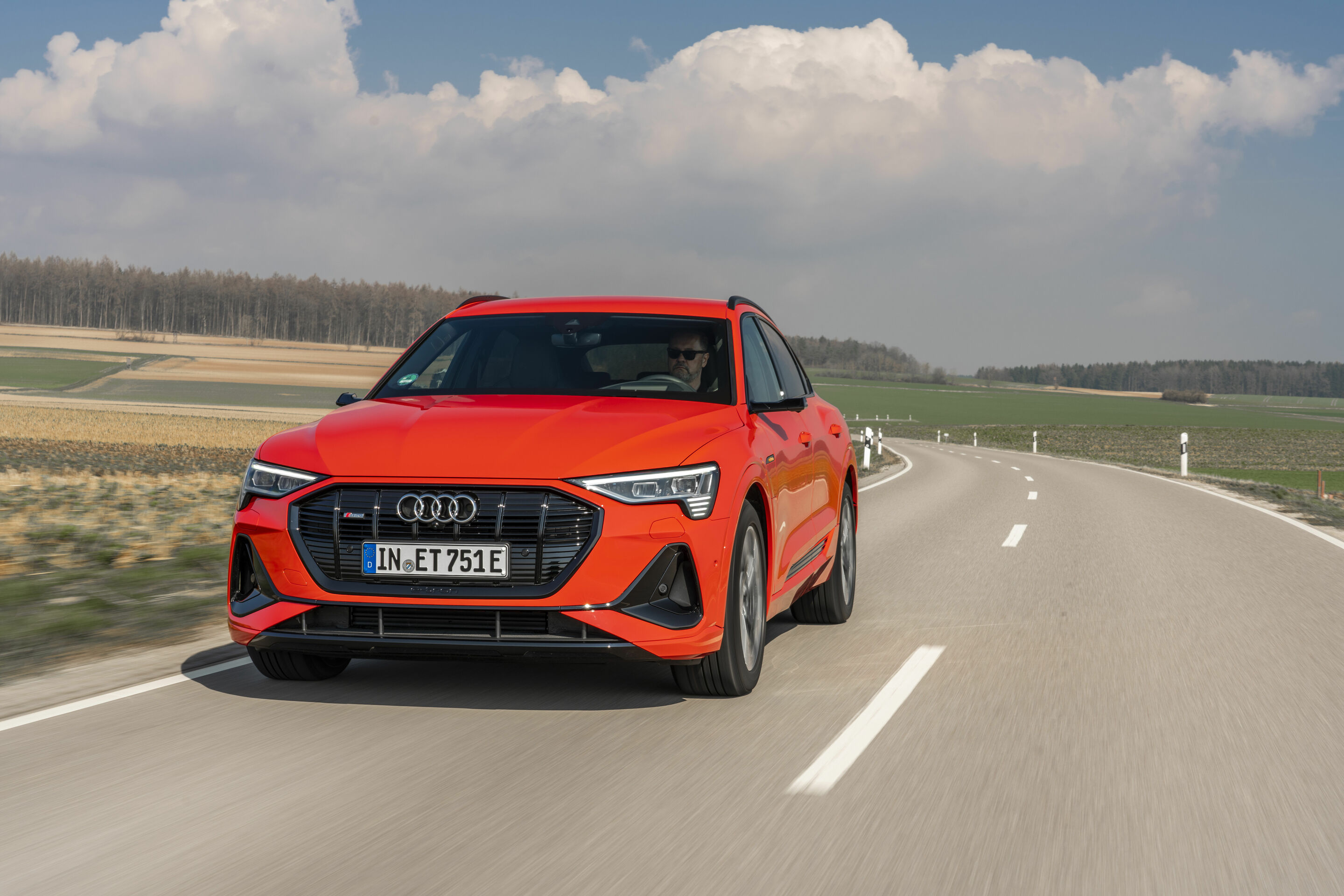 Audi e-tron Sportback 55 quattro - Fahraufnahme,
Farbe: Catalunyarot