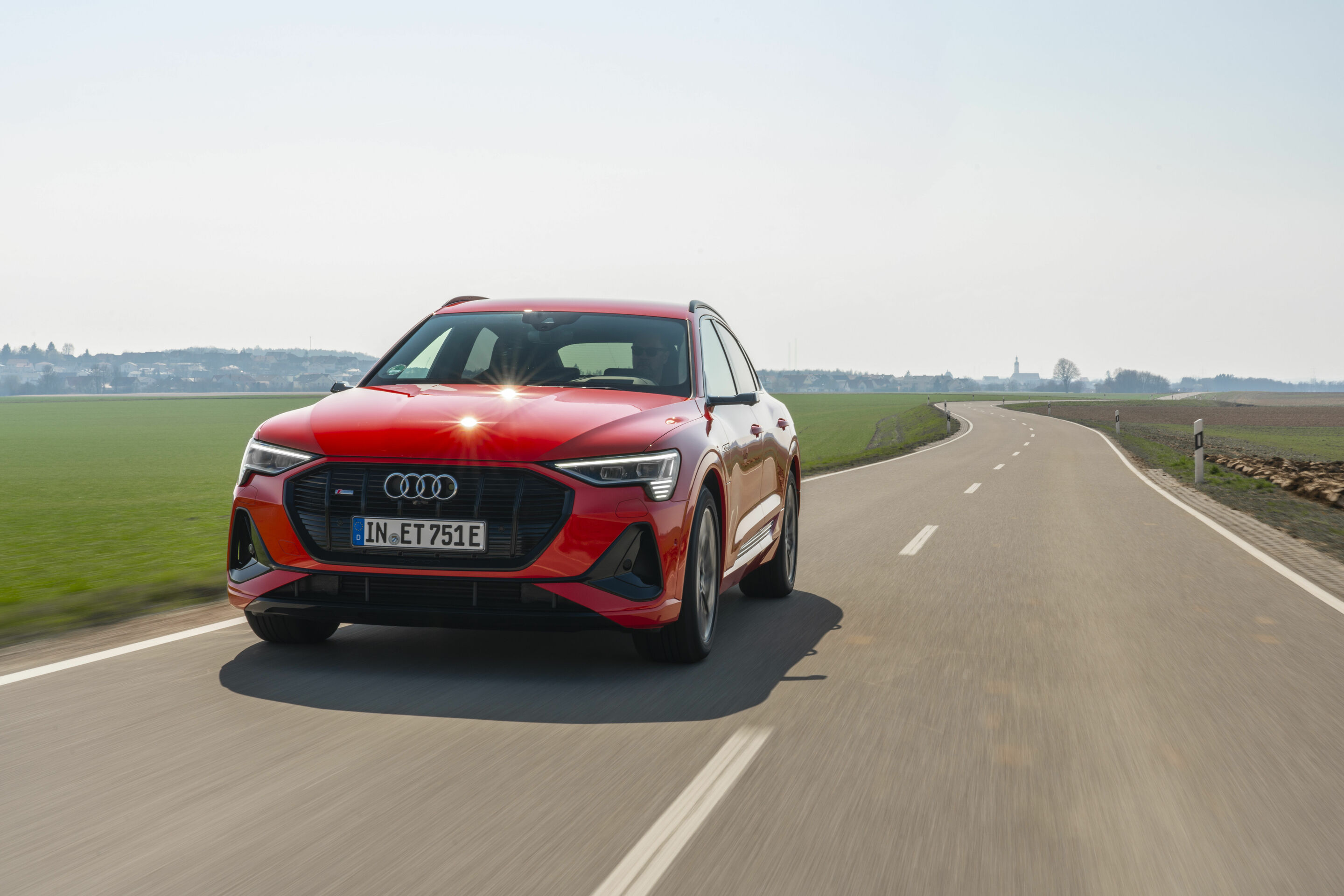 Audi e-tron Sportback 55 quattro - Fahraufnahme,
Farbe: Catalunyarot