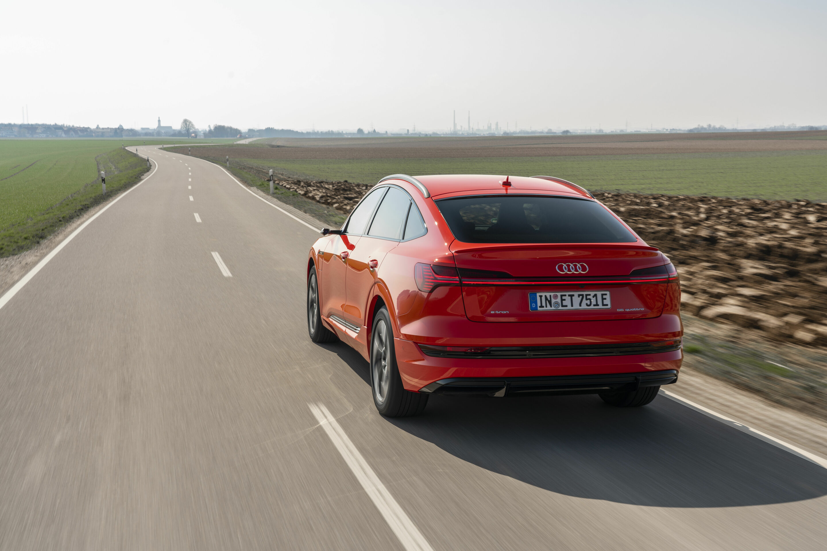 Audi e-tron Sportback 55 quattro - Fahraufnahme,
Farbe: Catalunyarot