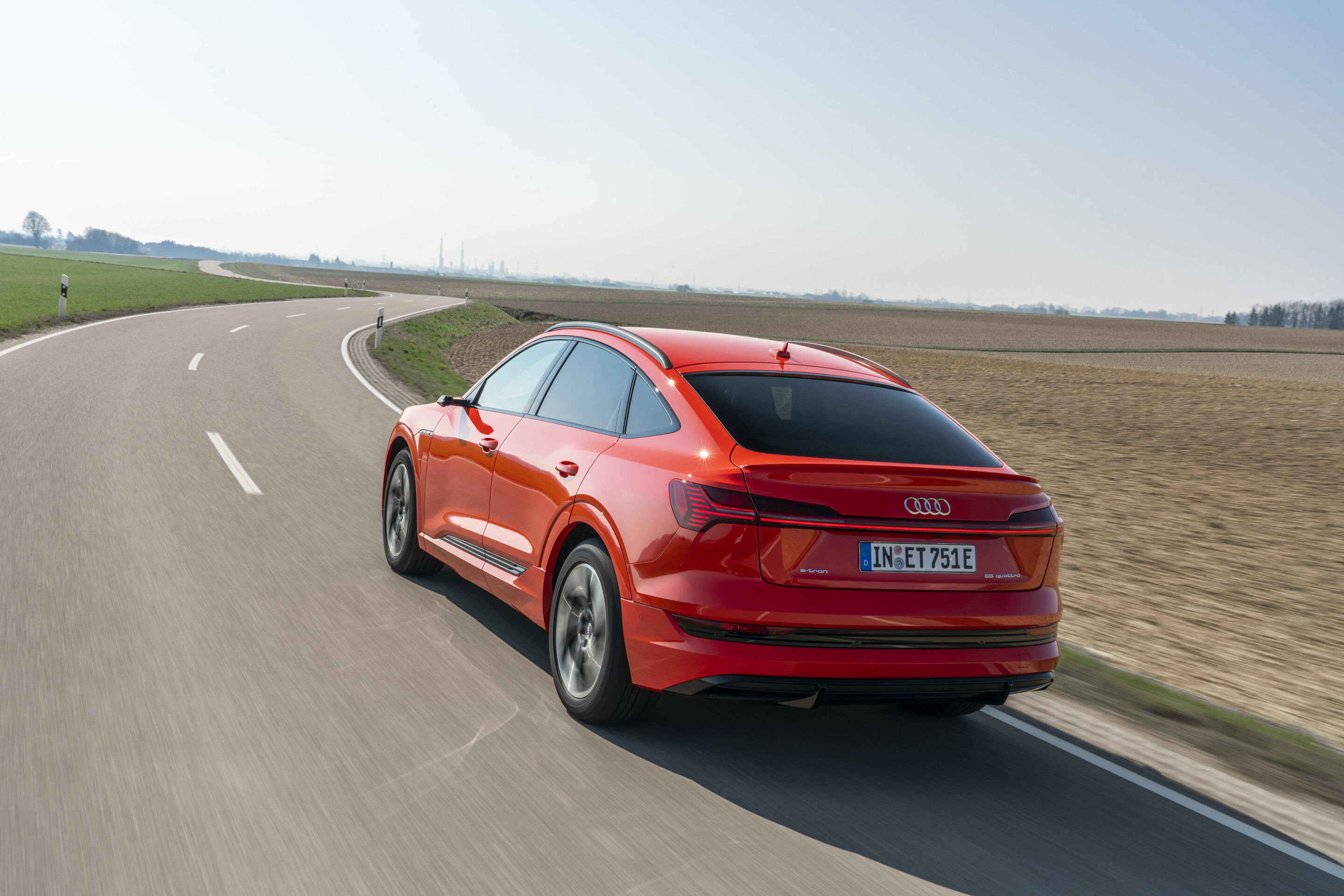 Audi e-tron Sportback 55 quattro - Dynamic photo,
Colour: Catalunya Red
