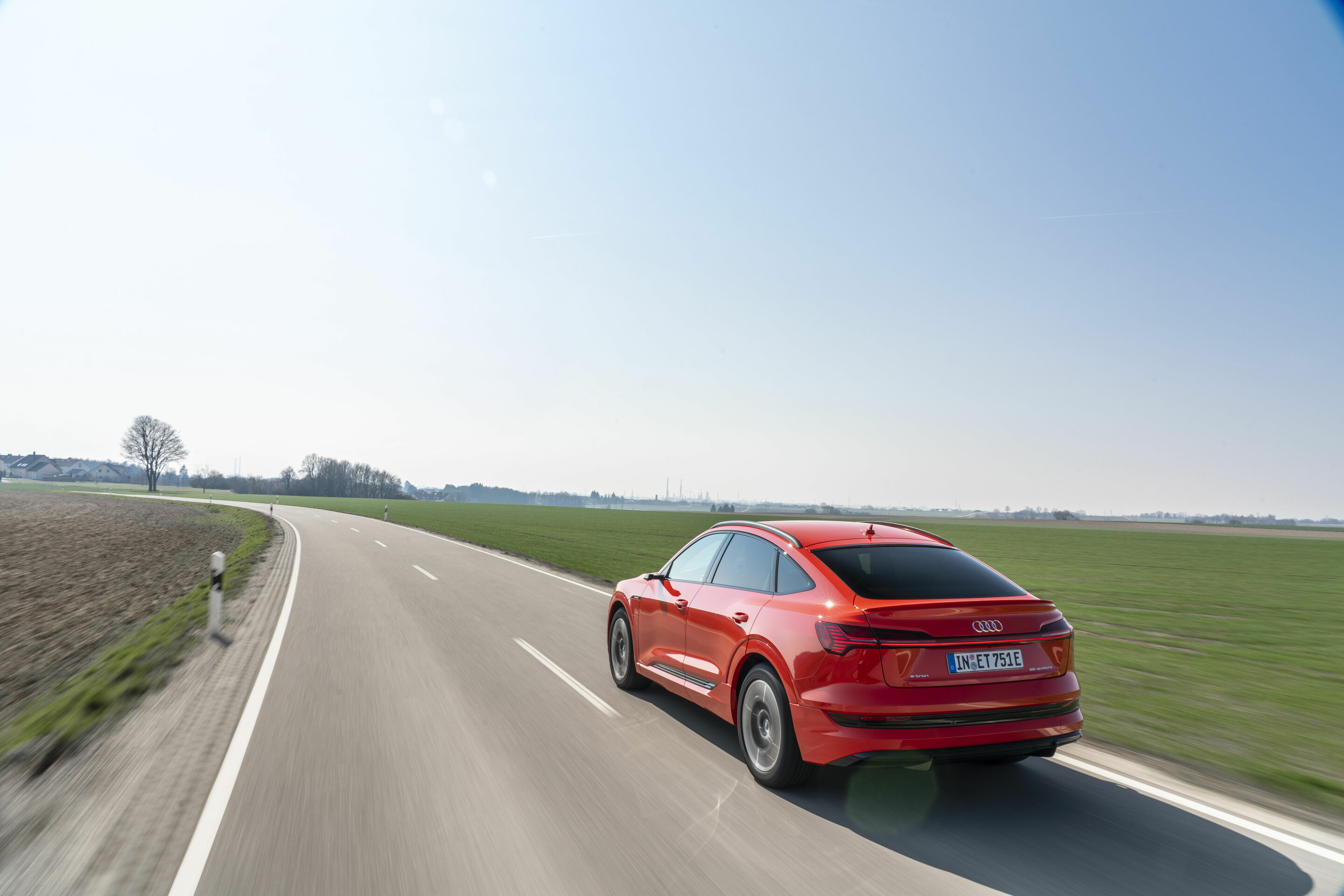 Audi e-tron Sportback 55 quattro - Fahraufnahme,
Farbe: Catalunyarot
