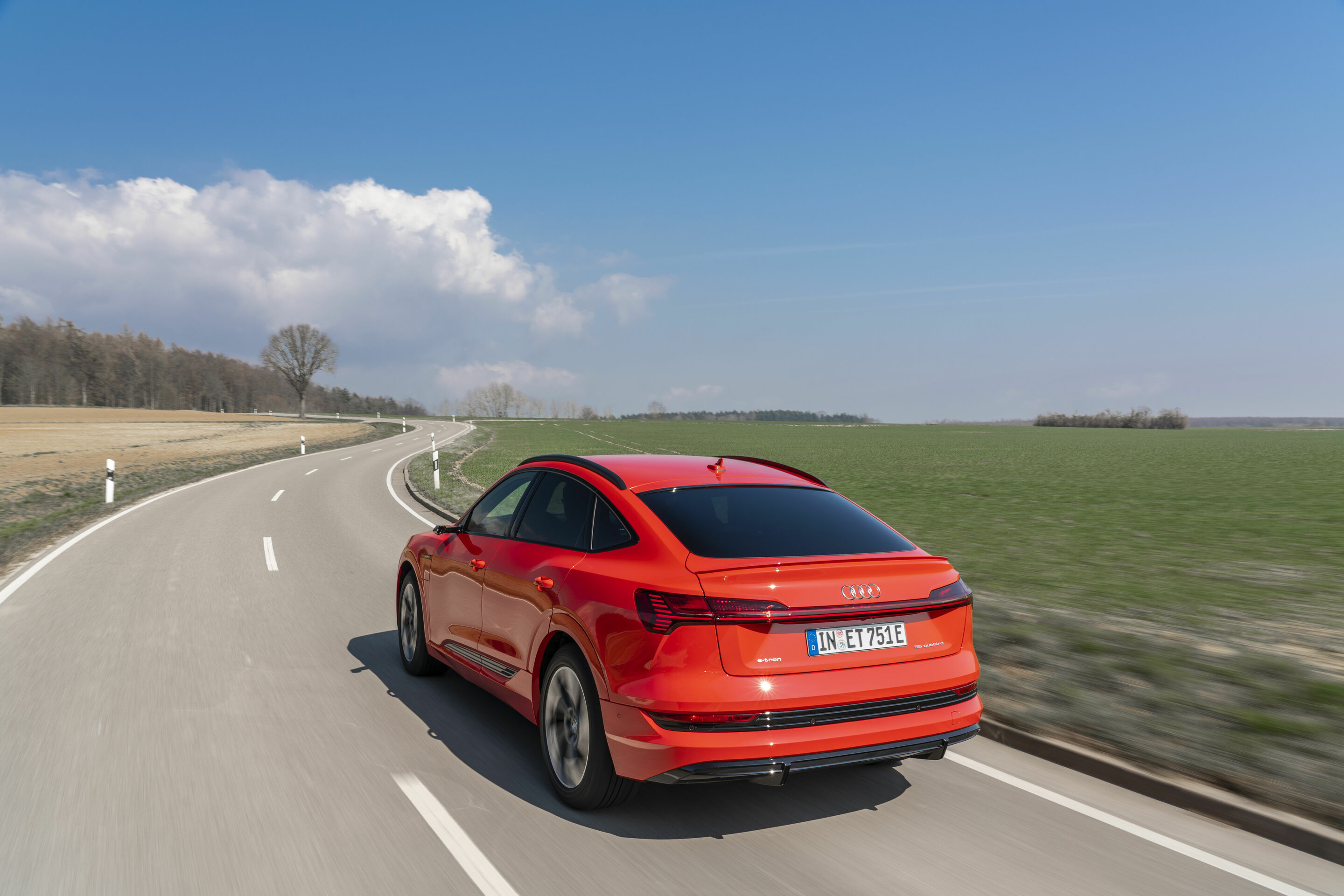 Audi e-tron Sportback 55 quattro - Dynamic photo,
Colour: Catalunya Red