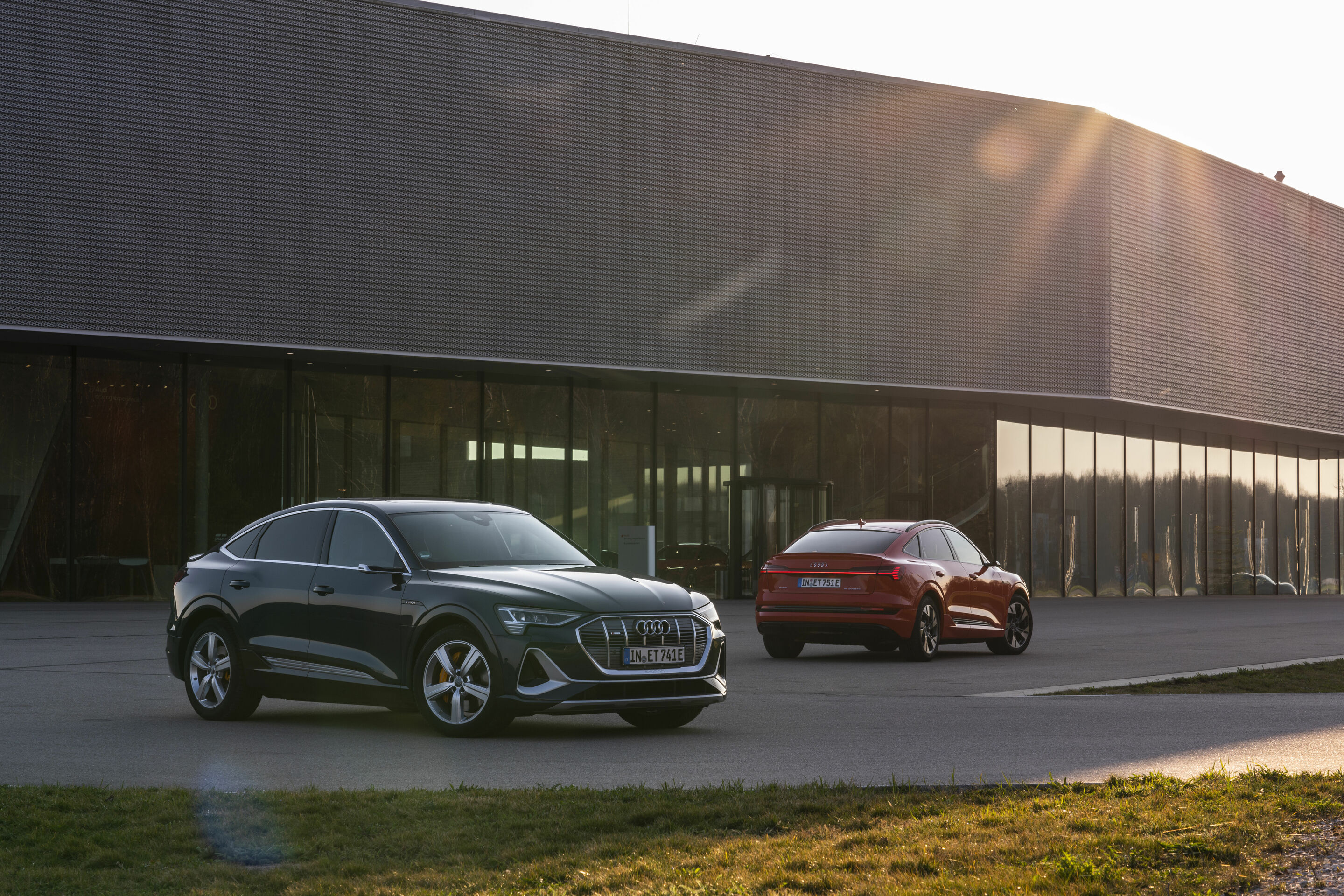 Audi e-tron Sportback 55 quattro - Standaufnahme,
Farbe: Catalunyarot, Plasmablau