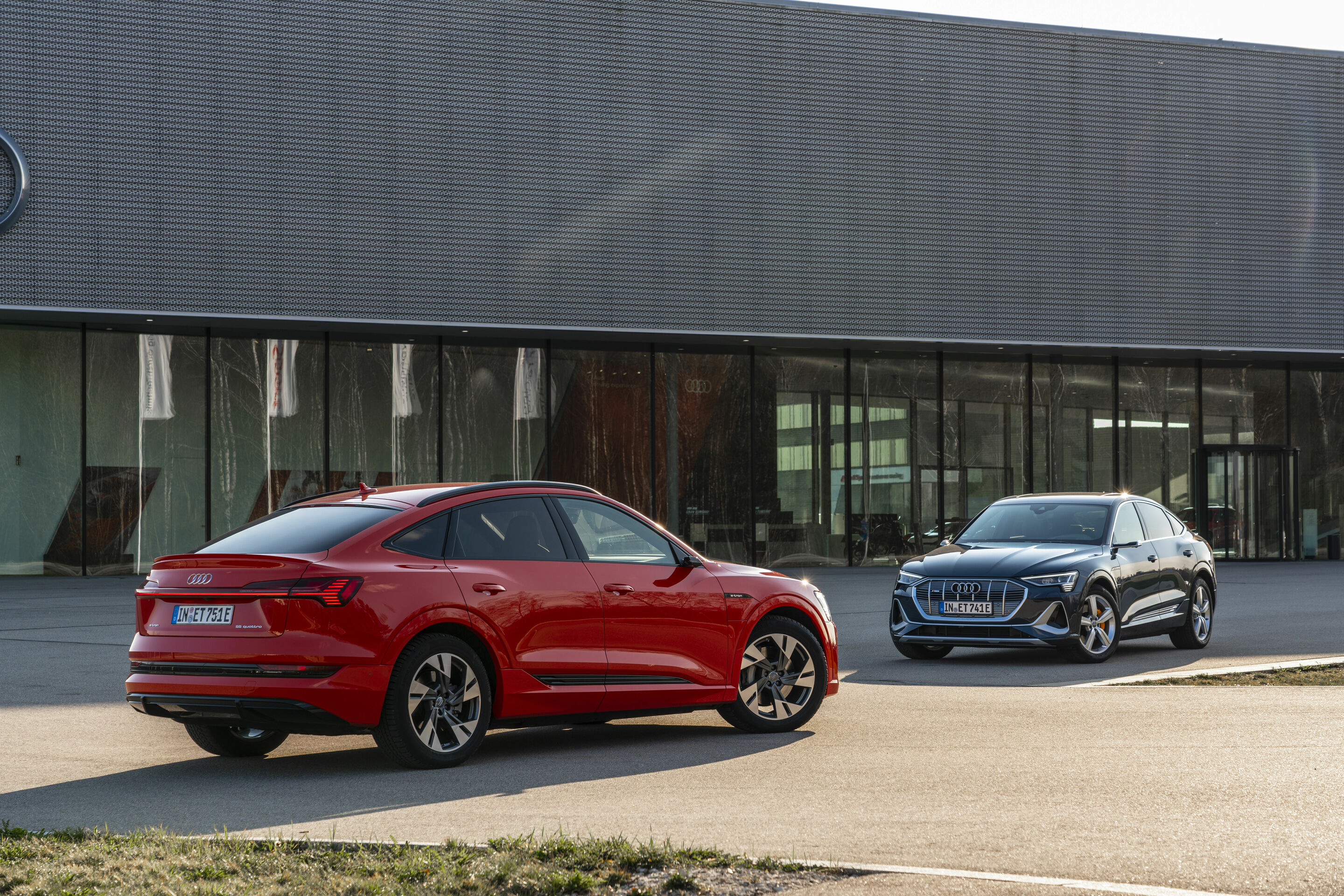 Audi e-tron Sportback 55 quattro - Static photo,
Colour: Catalunya Red, Plasma Blue