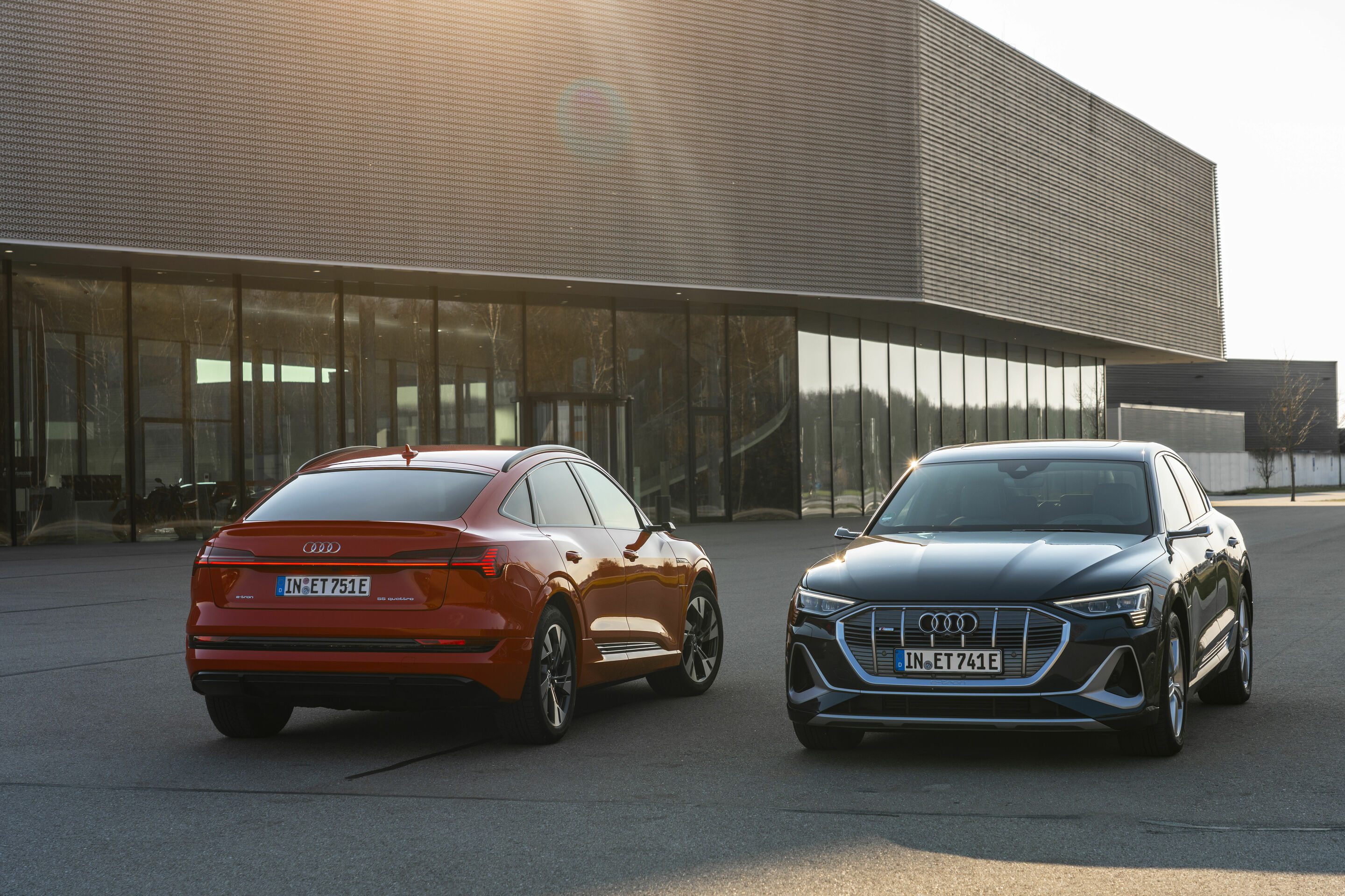 Audi e-tron Sportback 55 quattro - Static photo,
Colour: Catalunya Red, Plasma Blue