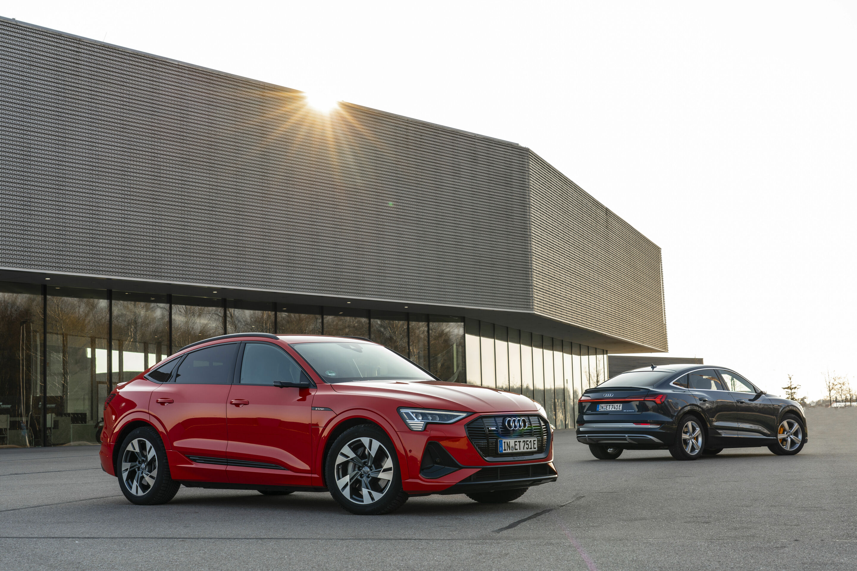 Audi e-tron Sportback 55 quattro - Standaufnahme,
Farbe: Catalunyarot, Plasmablau