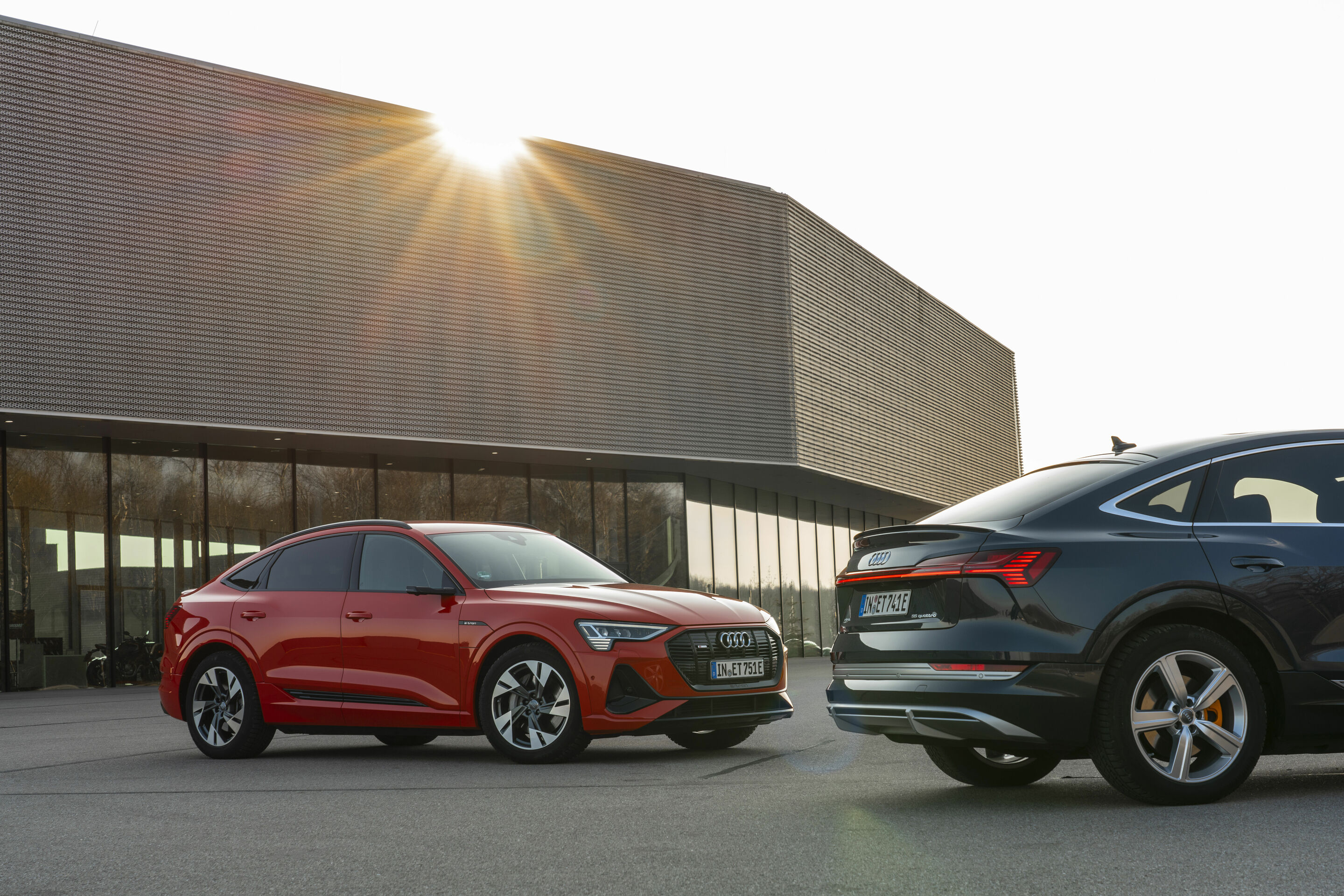 Audi e-tron Sportback 55 quattro - Standaufnahme,
Farbe: Catalunyarot, Plasmablau