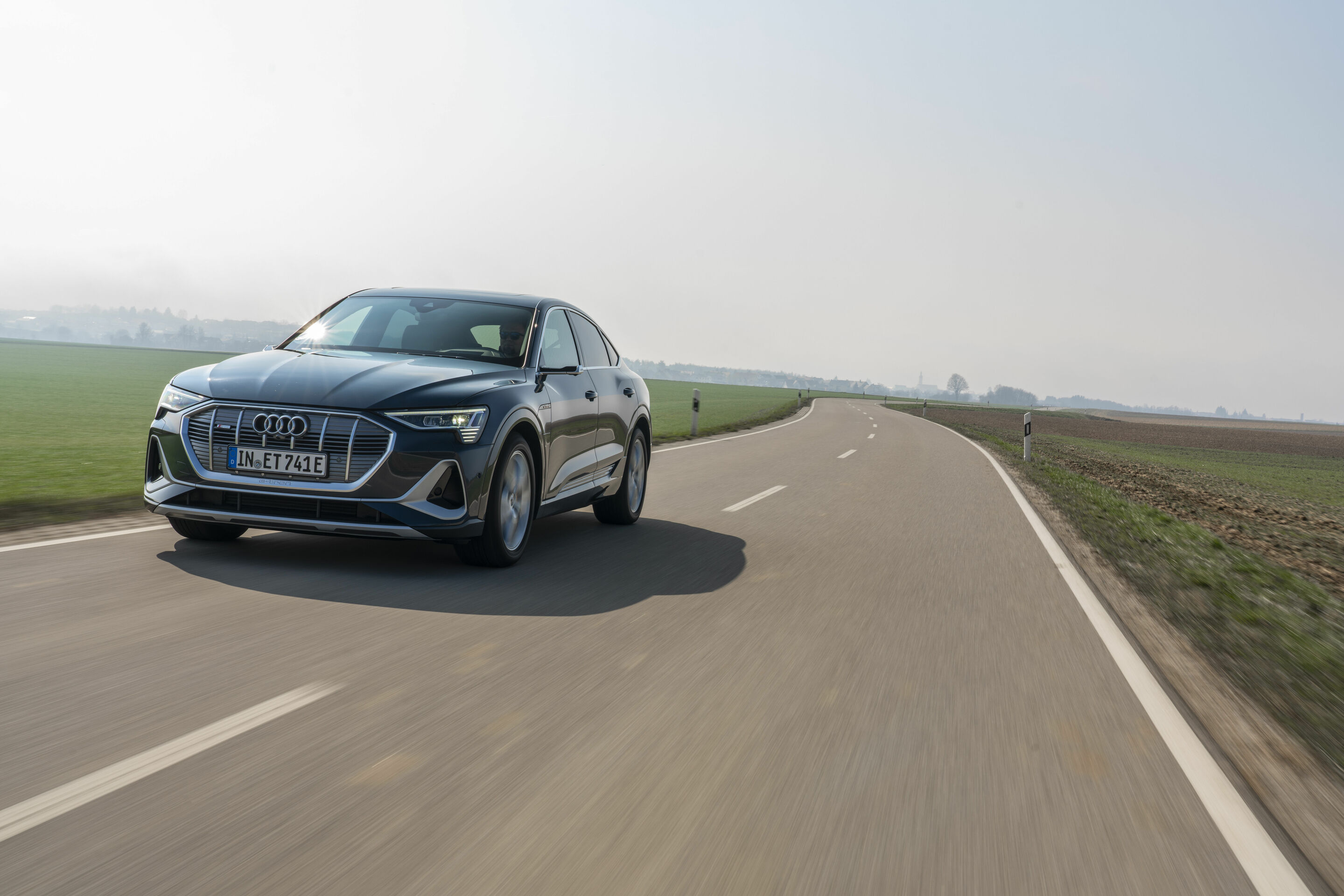 Audi e-tron Sportback 55 quattro - Fahraufnahme,
Farbe: Plasmablau