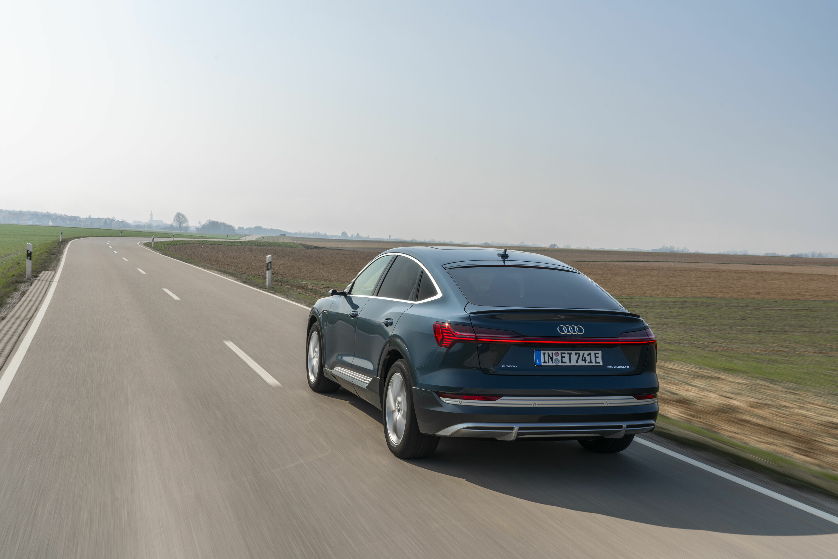 Audi e-tron Sportback 55 quattro - Dynamic photo,
Colour: Plasma Blue