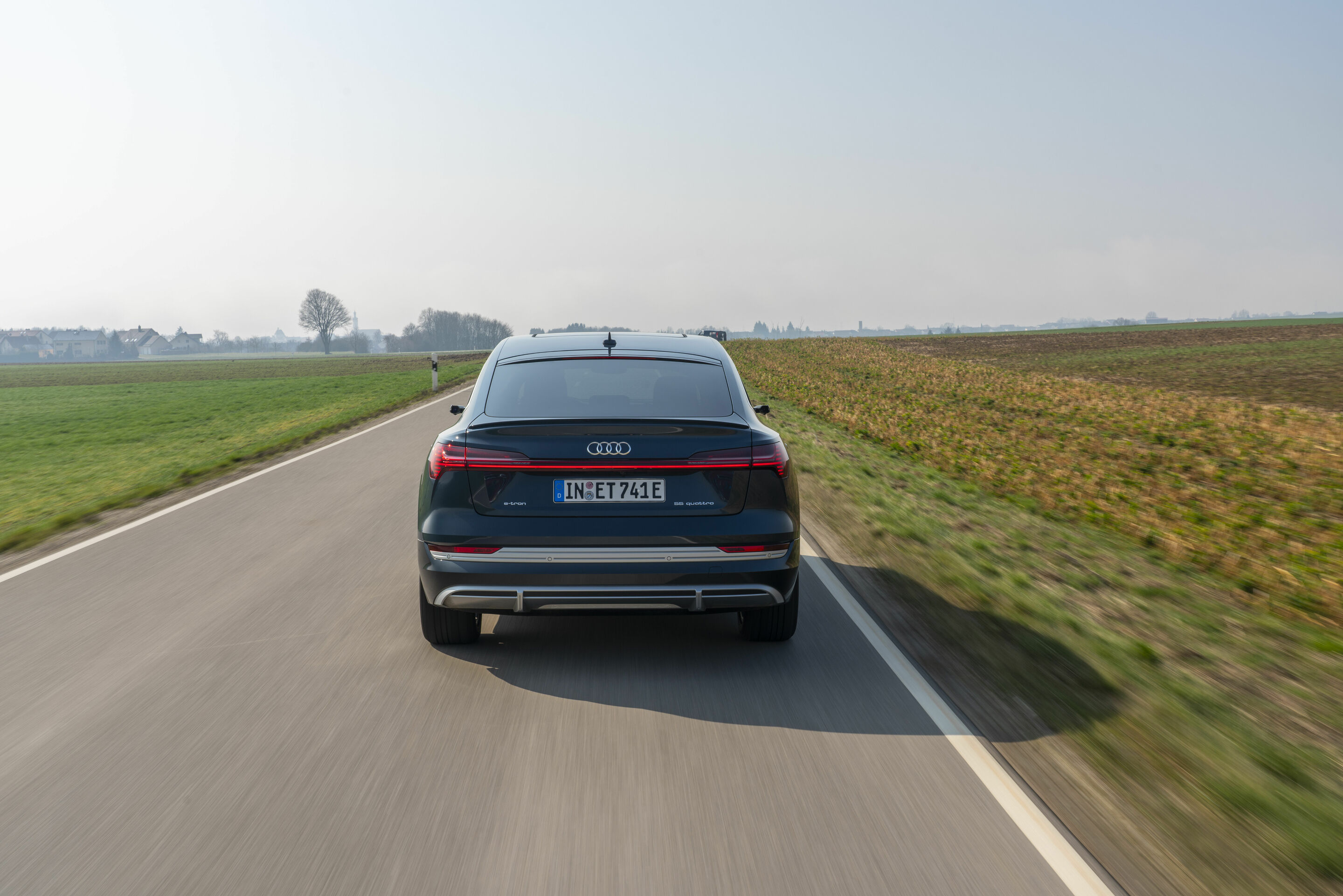Audi e-tron Sportback 55 quattro - Dynamic photo,
Colour: Plasma Blue