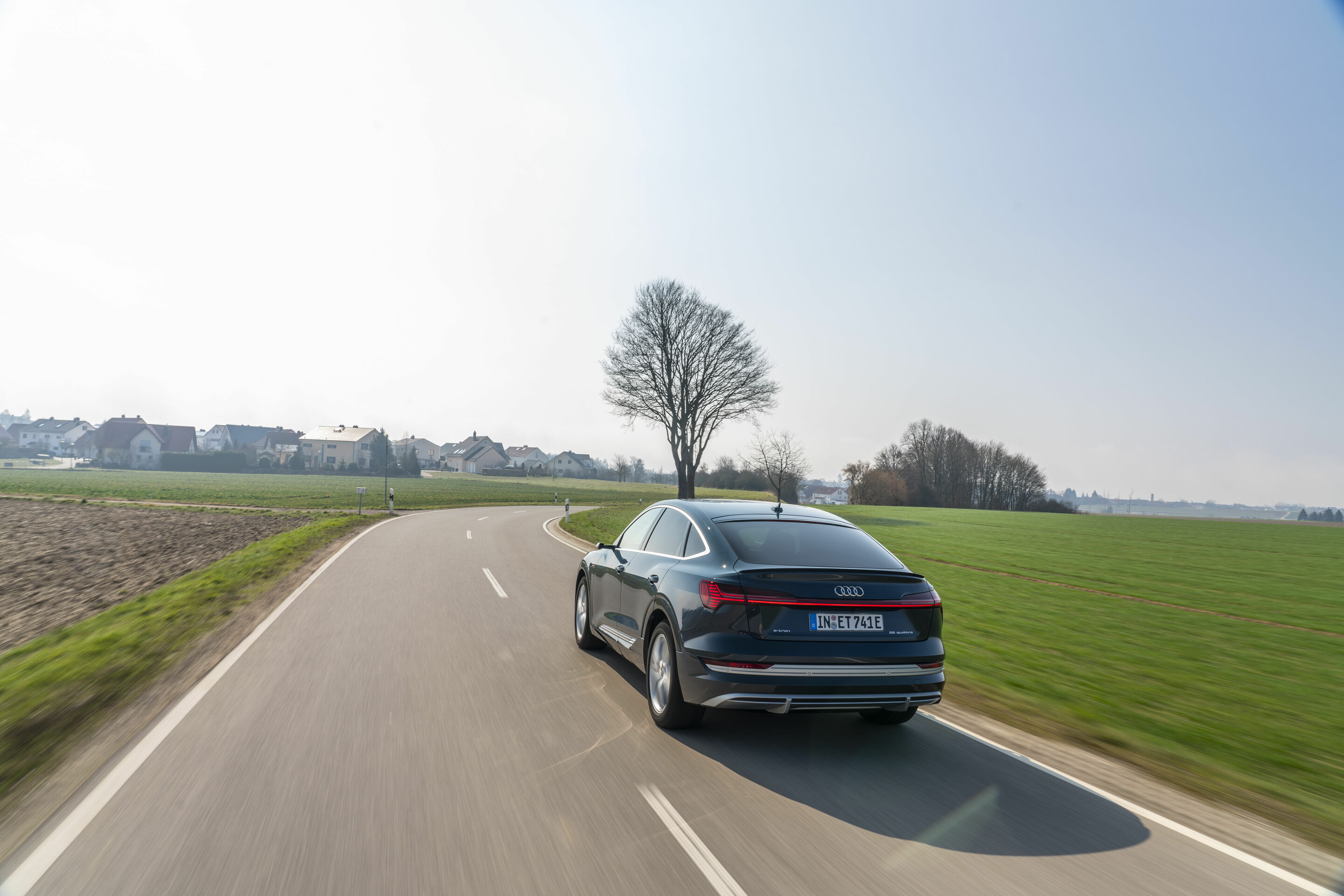 Audi e-tron Sportback 55 quattro - Fahraufnahme,
Farbe: Plasmablau