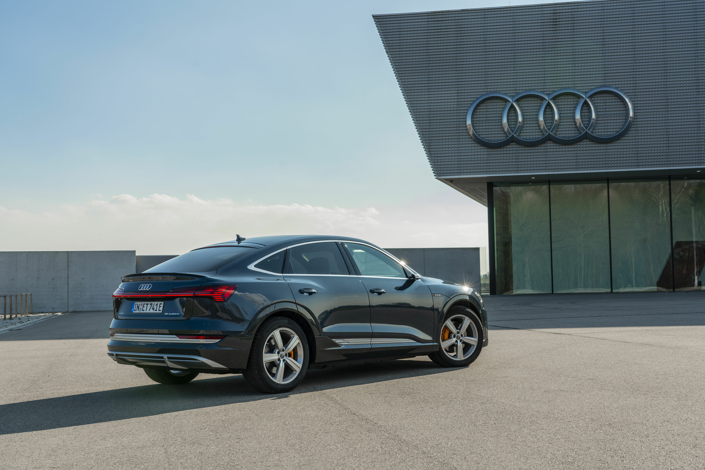 Audi e-tron Sportback 55 quattro - Standaufnahme,
Farbe: Plasmablau