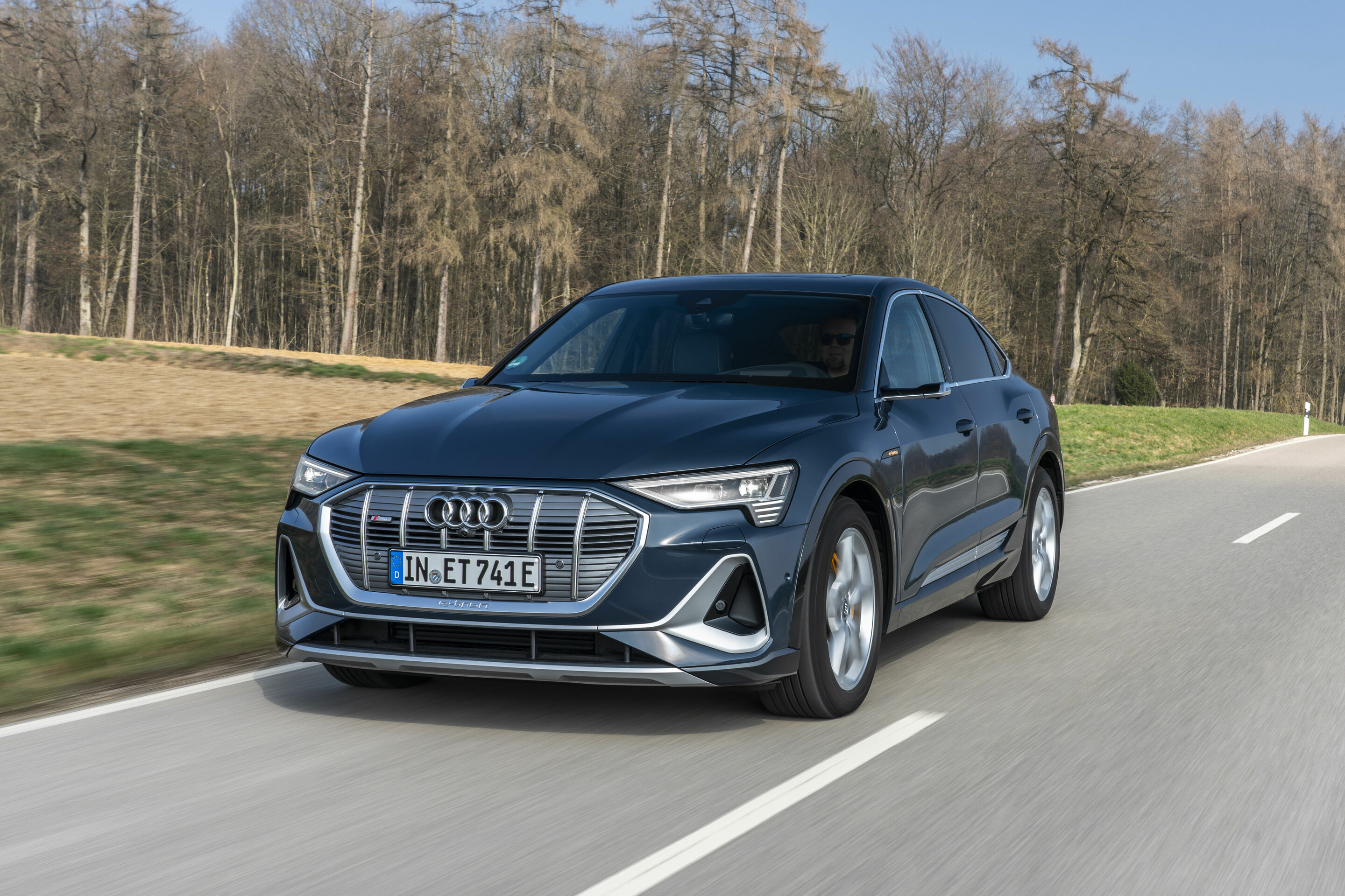 Audi e-tron Sportback 55 quattro - Dynamic photo,
Colour: Plasma Blue