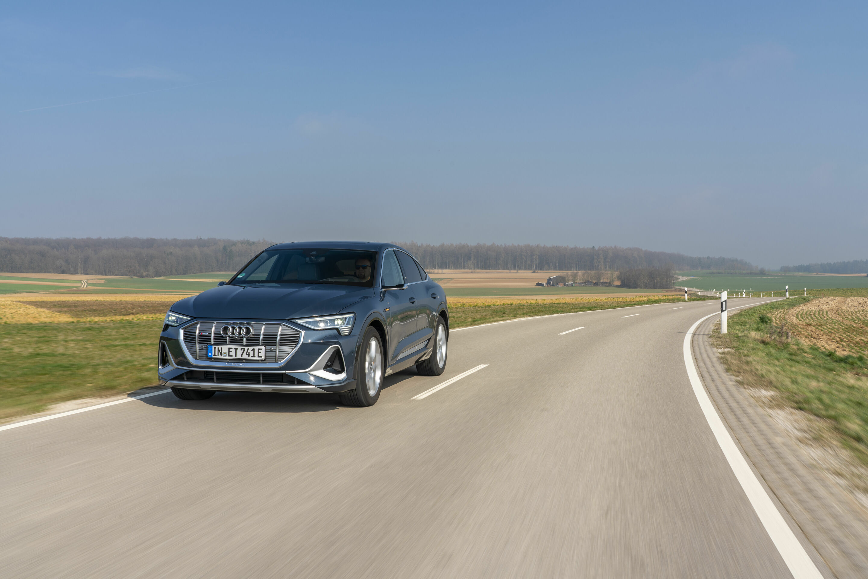 Audi e-tron Sportback 55 quattro - Fahraufnahme,
Farbe: Plasmablau