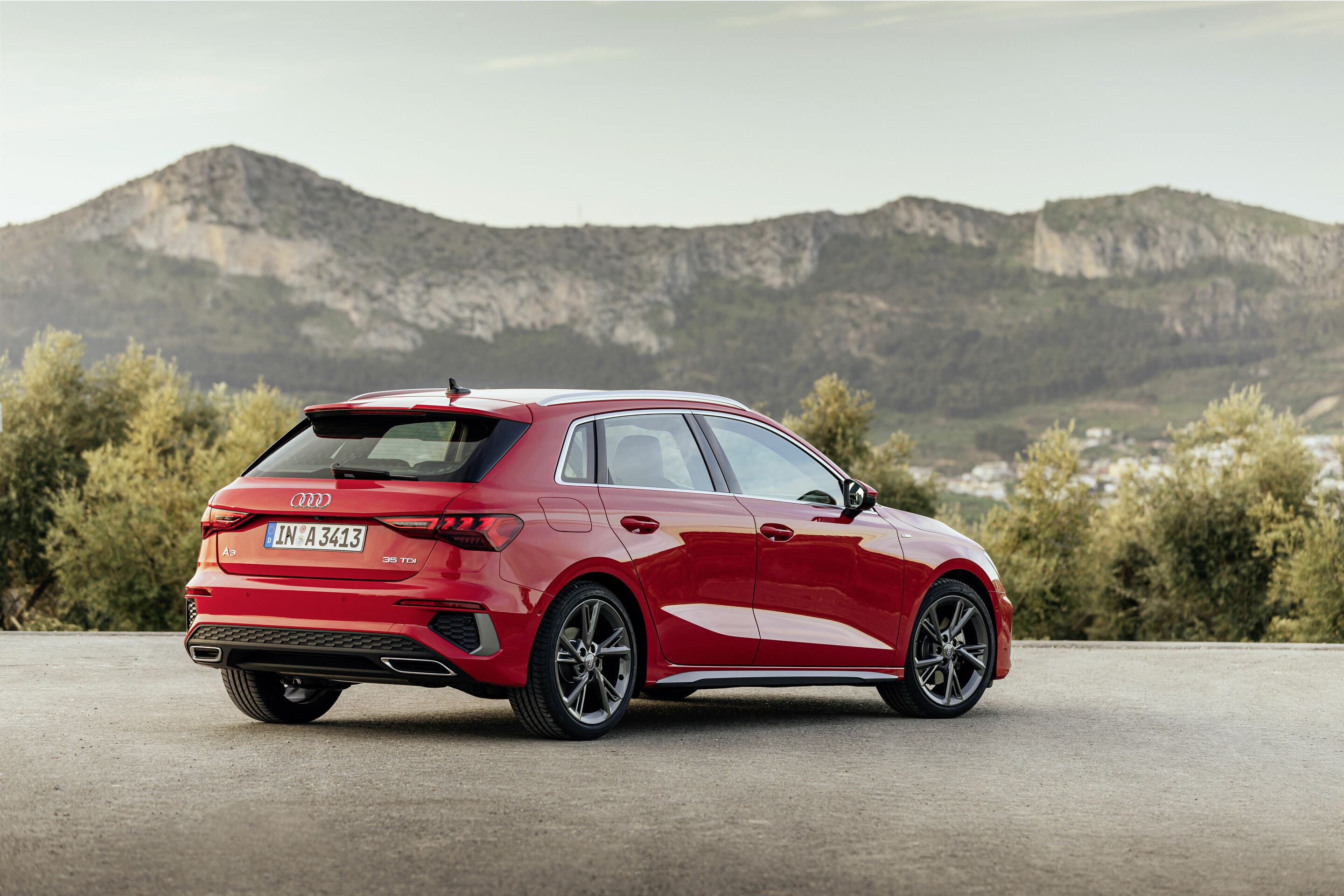 Audi A3 Sportback - Standaufnahme,
Farbe: Tangorot