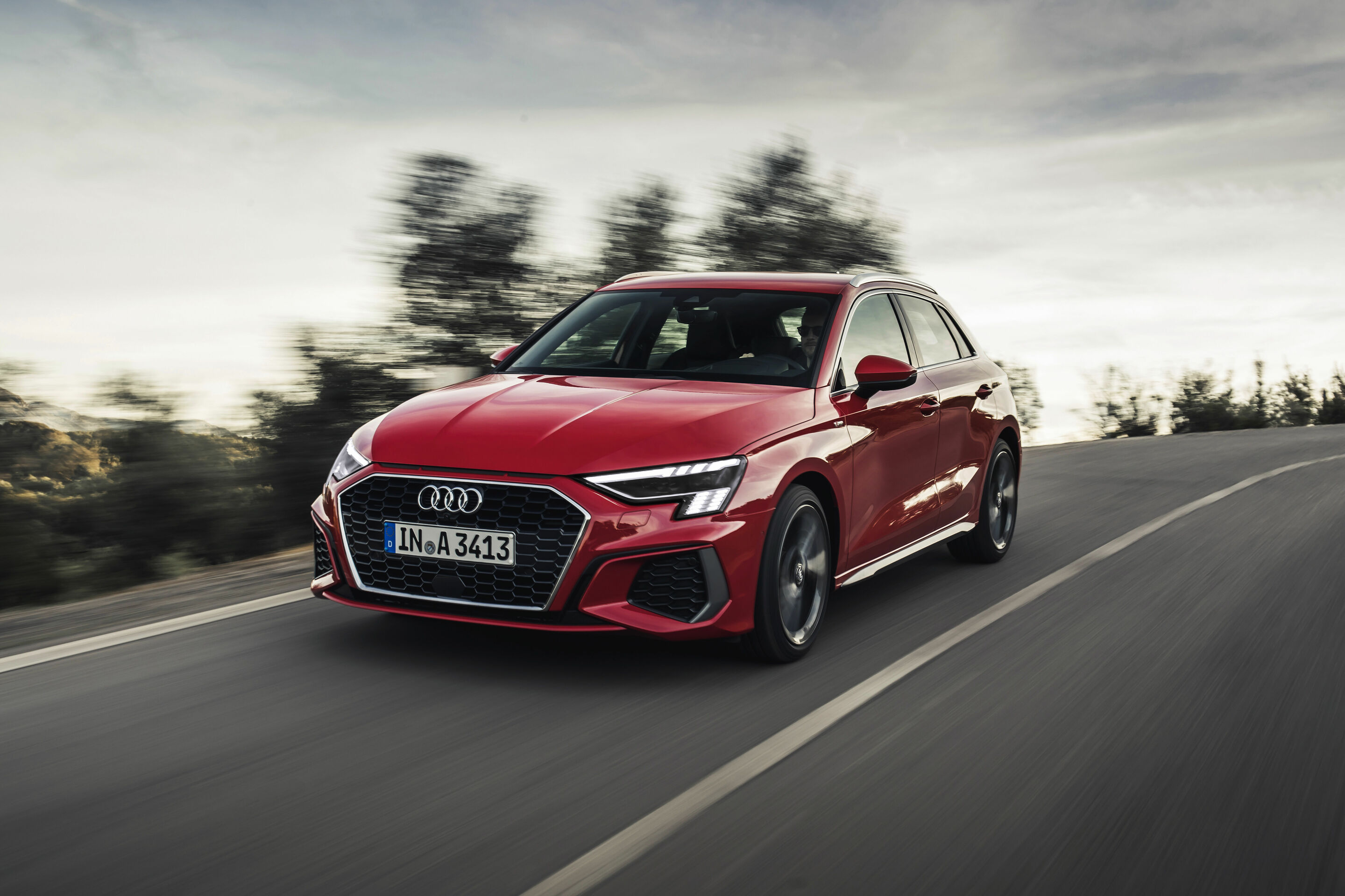 Audi A3 Sportback - Fahraufnahme,
Farbe: Tangorot