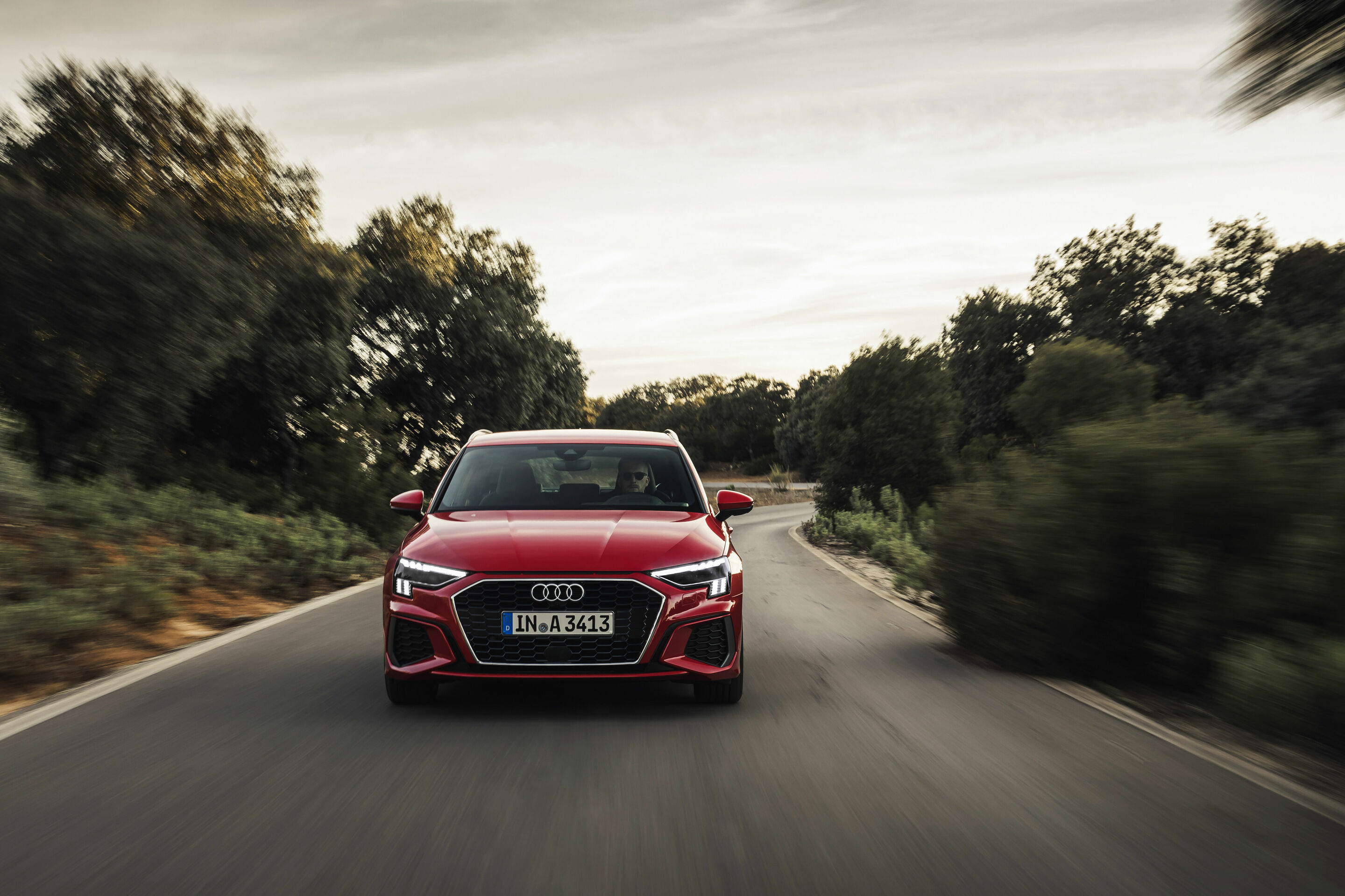 Audi A3 Sportback - Fahraufnahme,
Farbe: Tangorot
