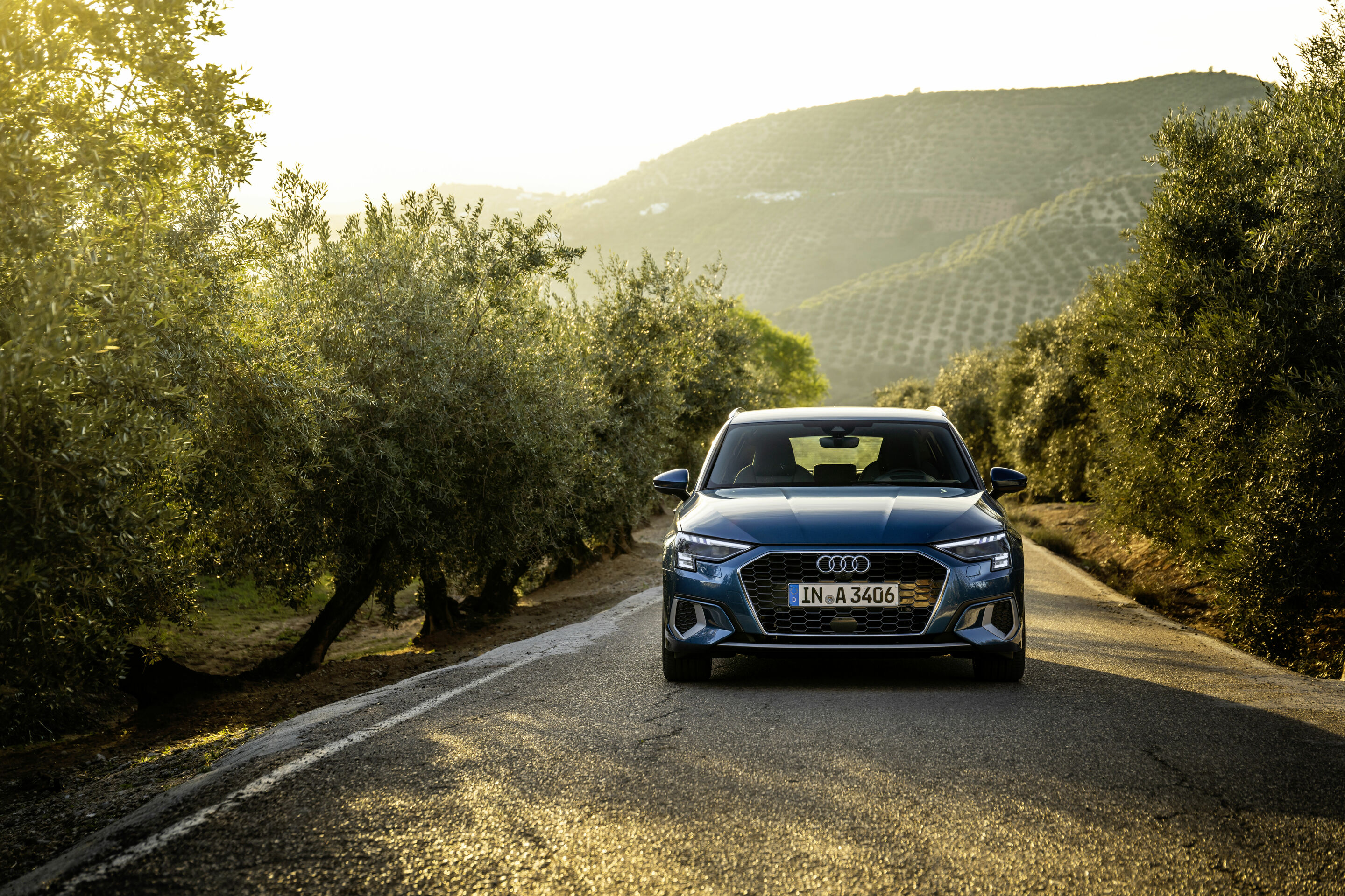 Audi A3 Sportback - Fahraufnahme,
Farbe: Atollblau