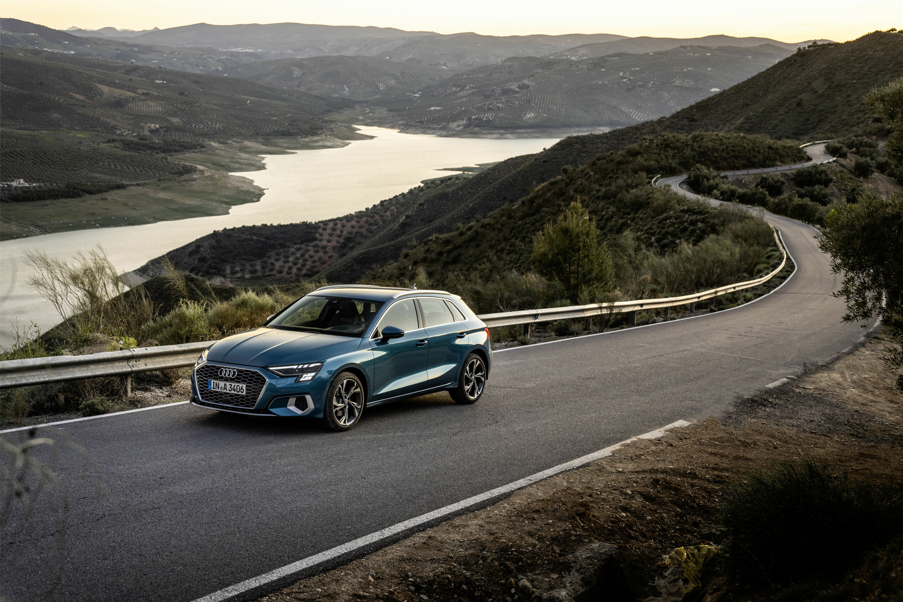 Audi A3 Sportback - Fahraufnahme,
Farbe: Atollblau