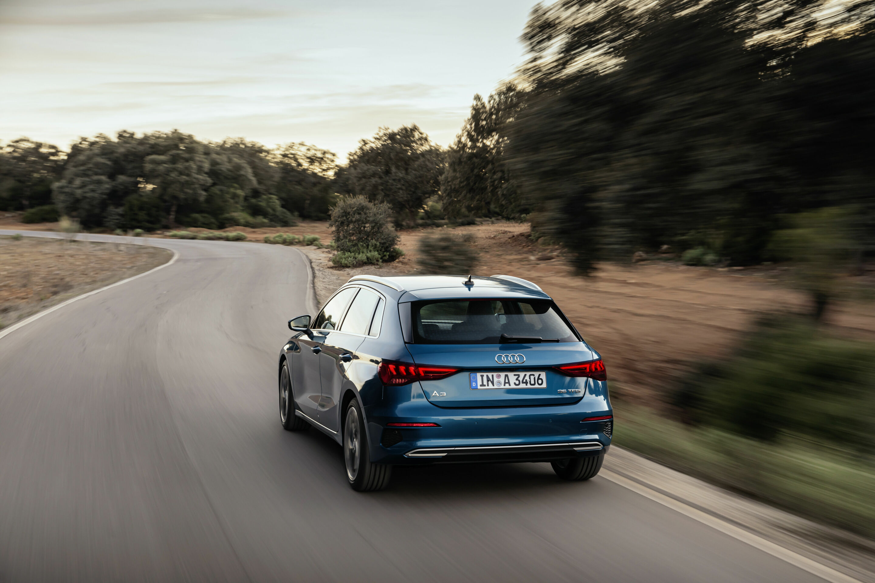 Audi A3 Sportback - Fahraufnahme,
Farbe: Atollblau