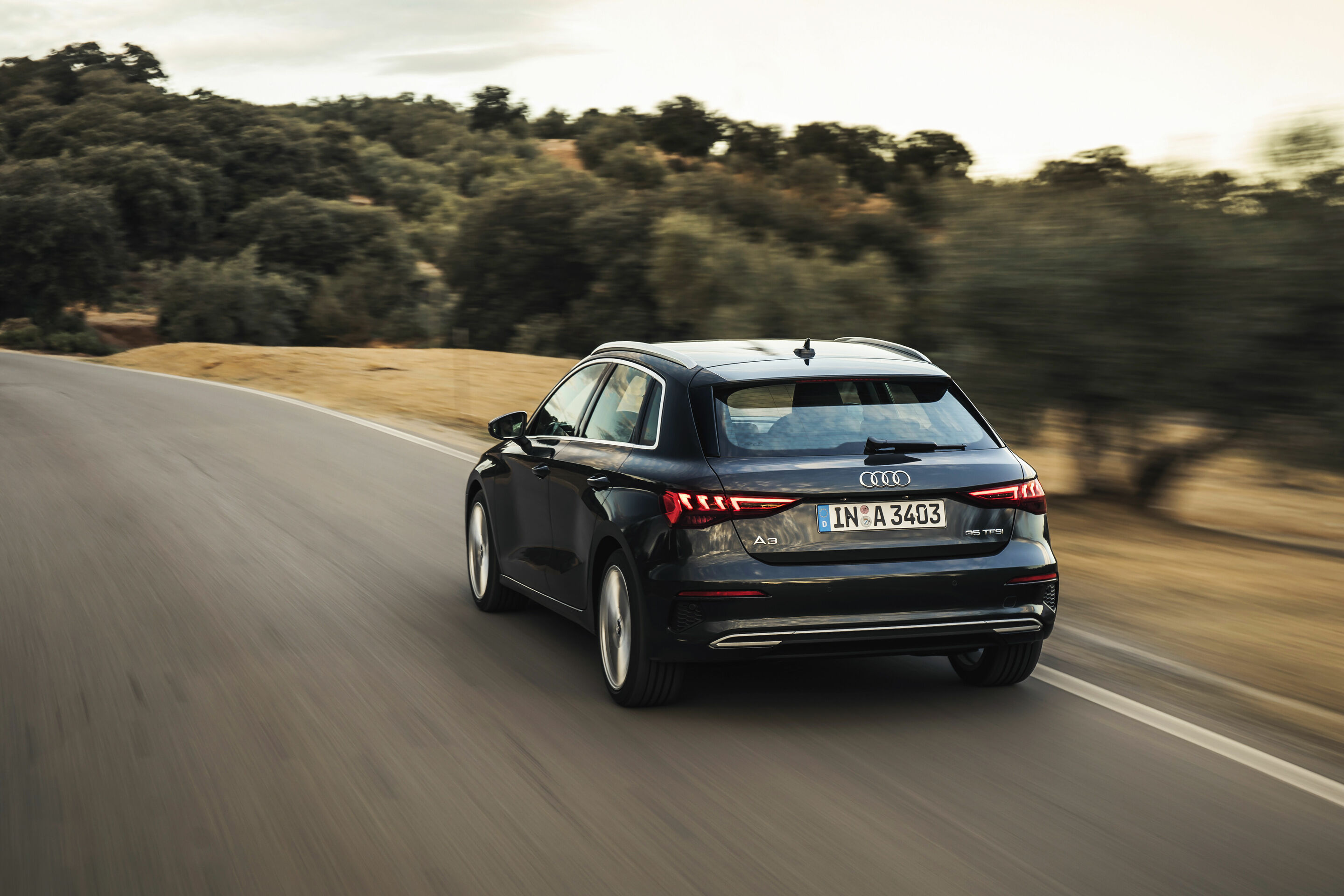 Audi A3 Sportback - Fahraufnahme,
Farbe: Manhattan grau