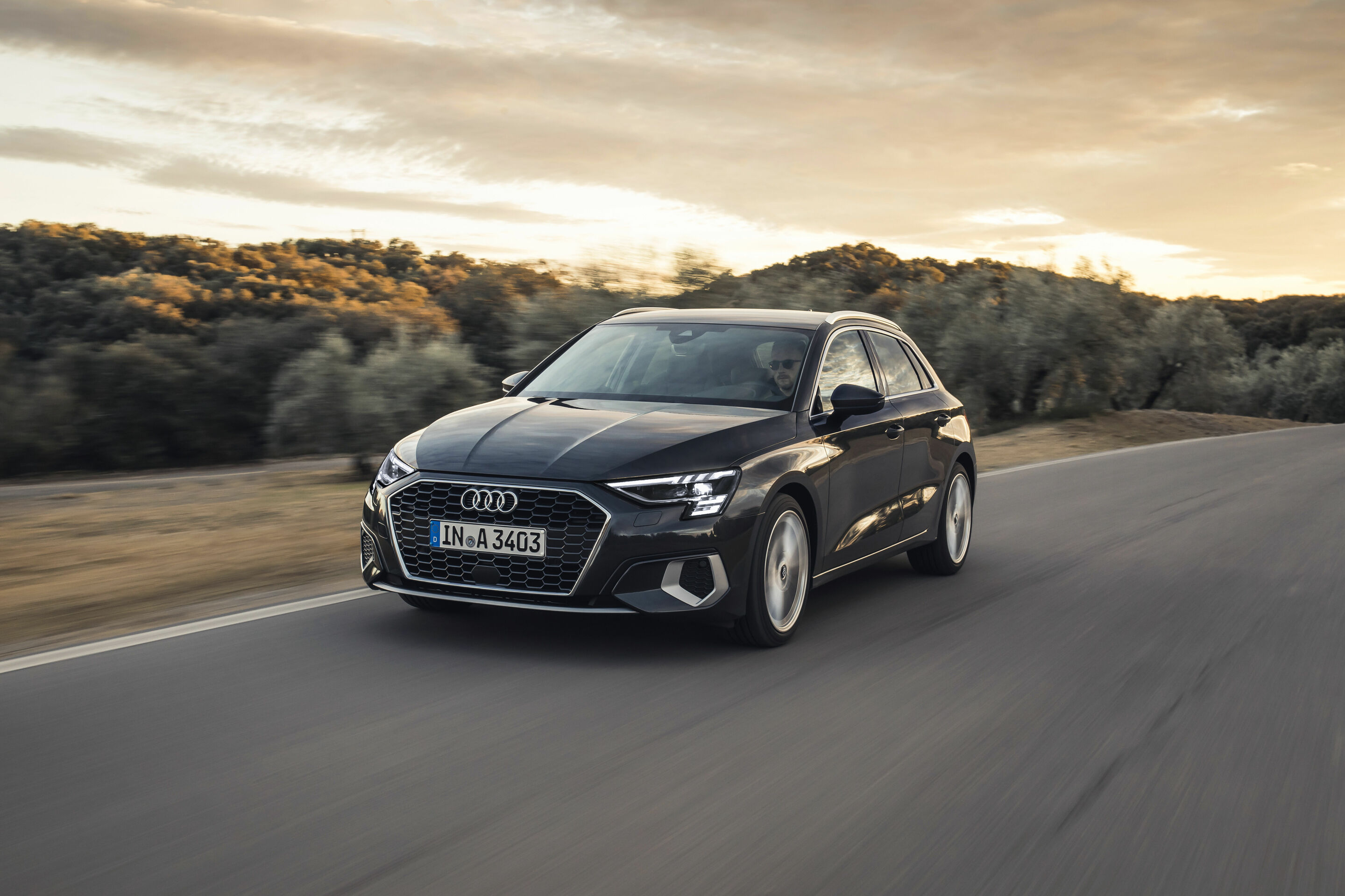 Audi A3 Sportback - Fahraufnahme,
Farbe: Manhattan grau