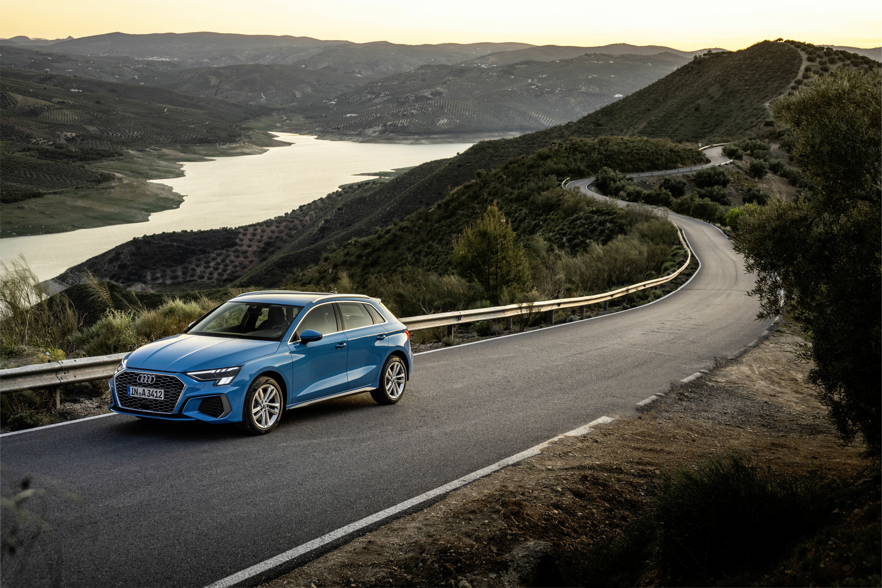 Audi A3 Sportback - Fahraufnahme,
Farbe: Atollblau