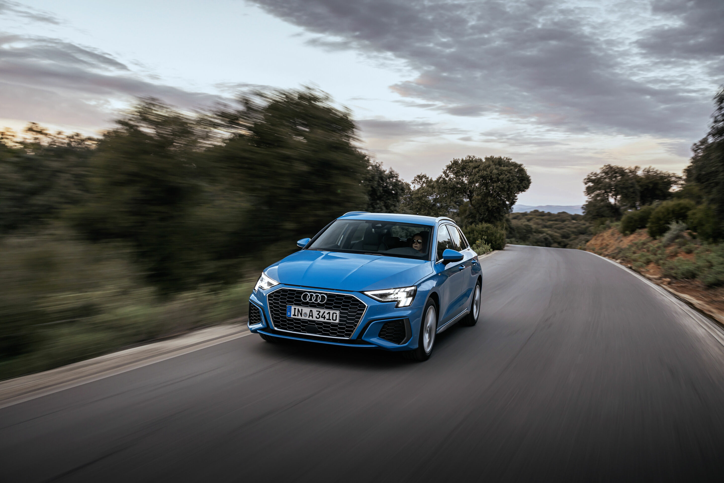 Audi A3 Sportback - Fahraufnahme,
Farbe: Turboblau