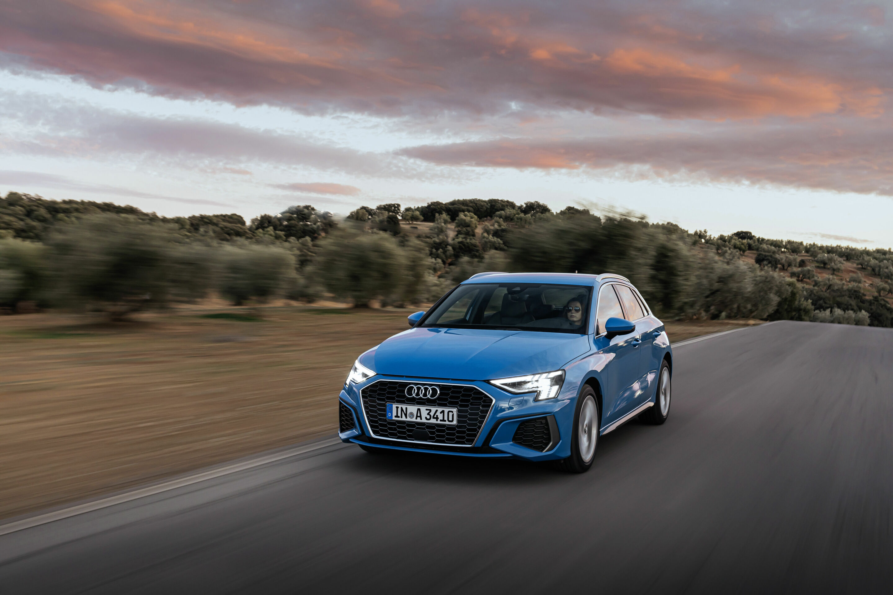 Audi A3 Sportback - Fahraufnahme,
Farbe: Turboblau