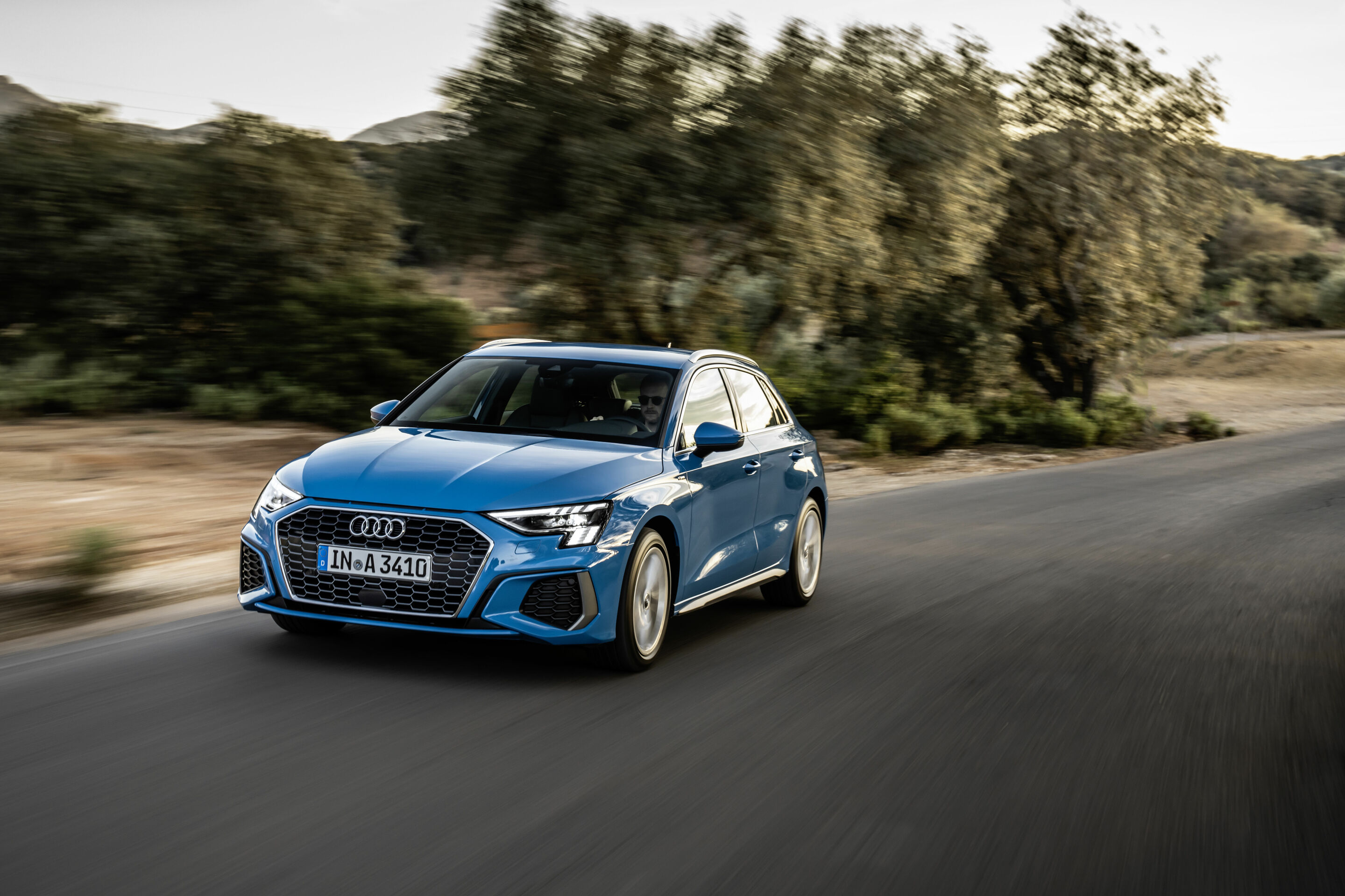 Audi A3 Sportback - Fahraufnahme,
Farbe: Turboblau