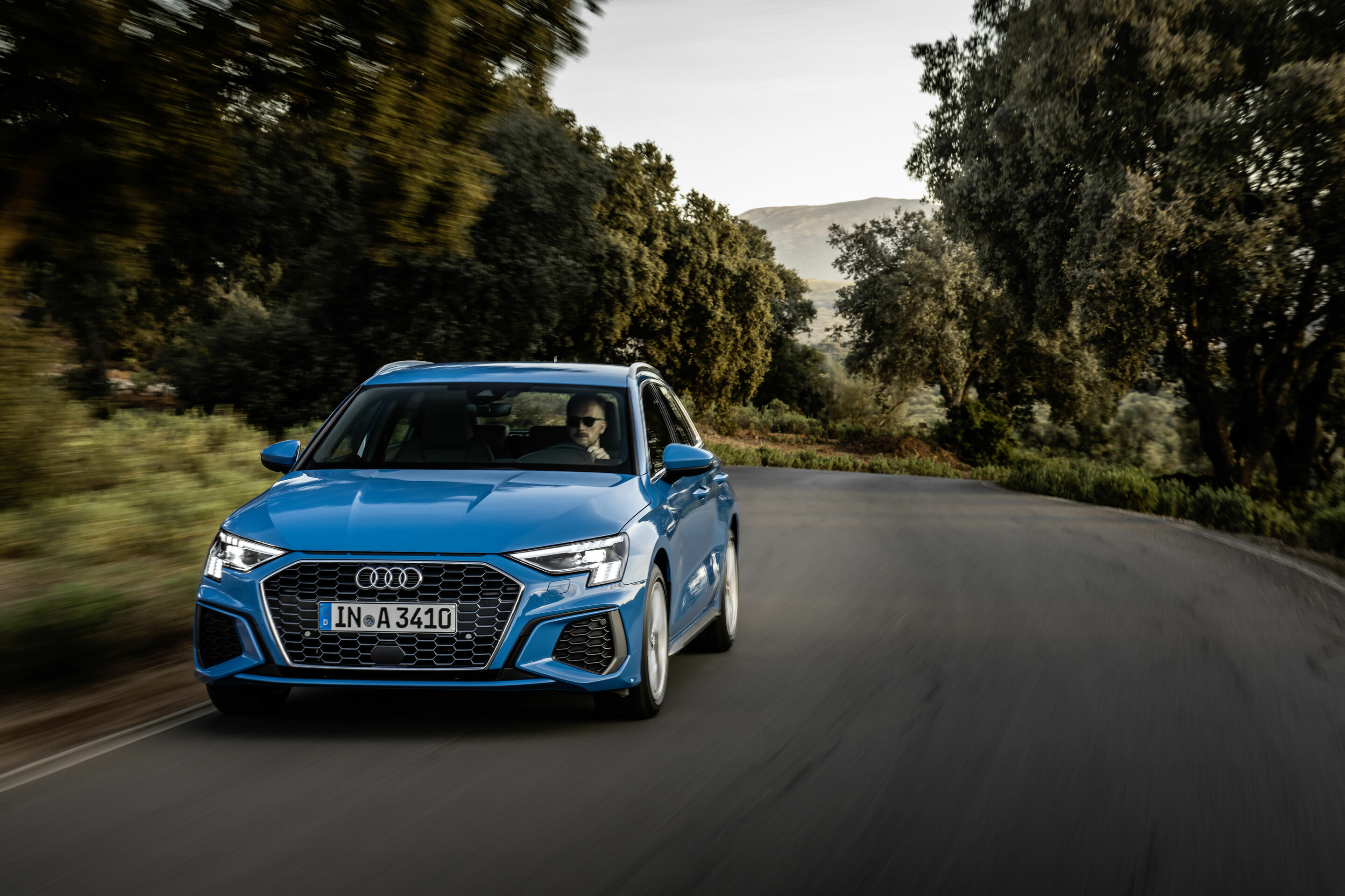 Audi A3 Sportback - Fahraufnahme,
Farbe: Turboblau