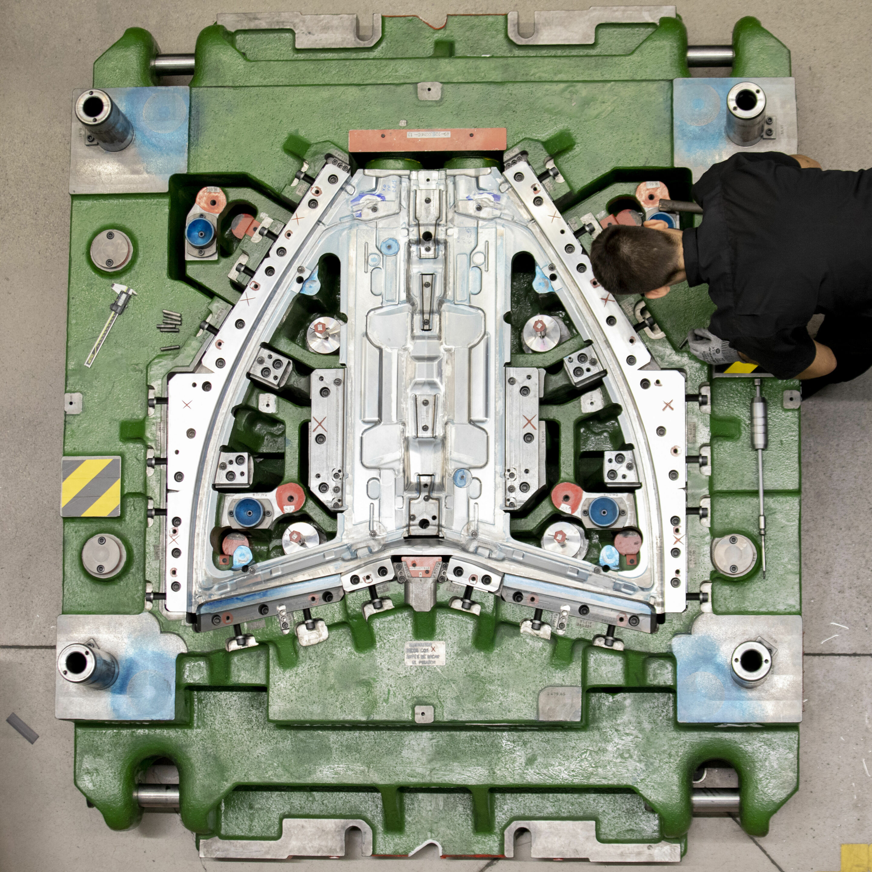 Audi Tooling Barcelona - Eine Presse bei Audi Tooling Barcelona. Damit eine Autotür perfekt ist, muss sie in eine fehlerfreie Matrize gegossen werden.