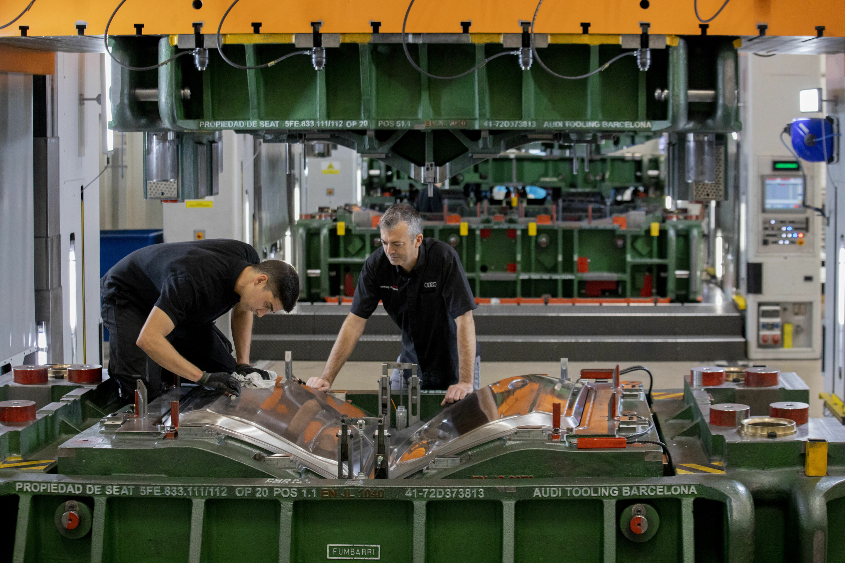 Audi Tooling Barcelona - Um zu überprüfen, ob die Matrizen perfekt sind, stempelt eine 2.550 Tonnen schwere Presse den ersten Teil aus.