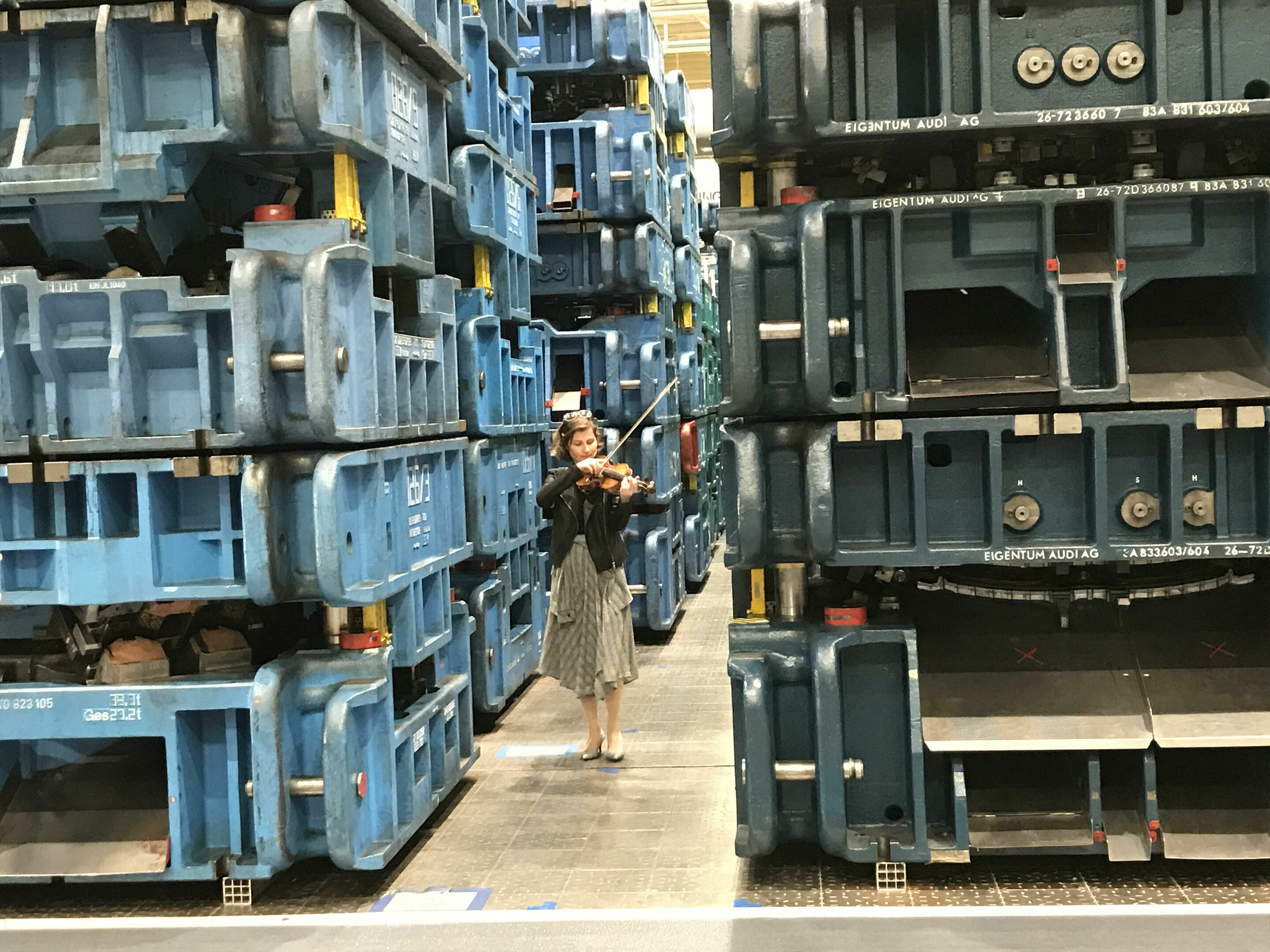 #AudiTogether Solidaritätskonzert im Presswerk bei Audi - Lisa Batiashvili beim Akustiktest im Presswerk N58