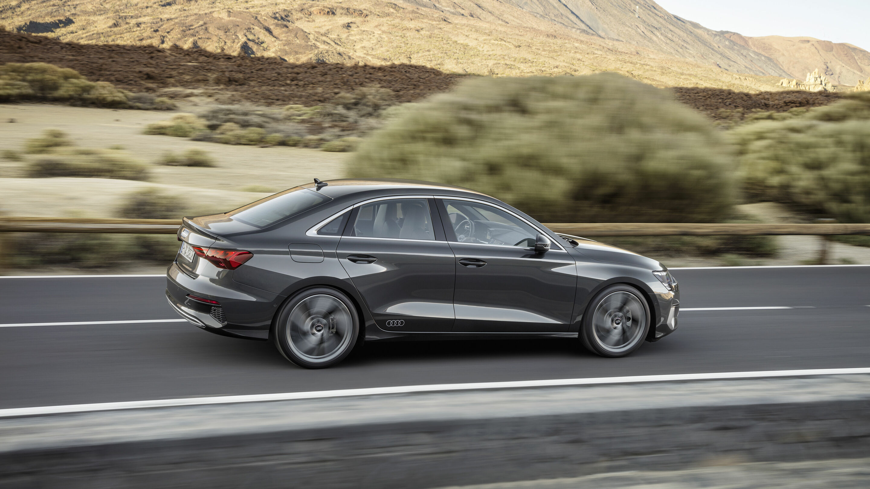 Audi A3 Limousine - Fahraufnahme,
Farbe: Manhattan grau
