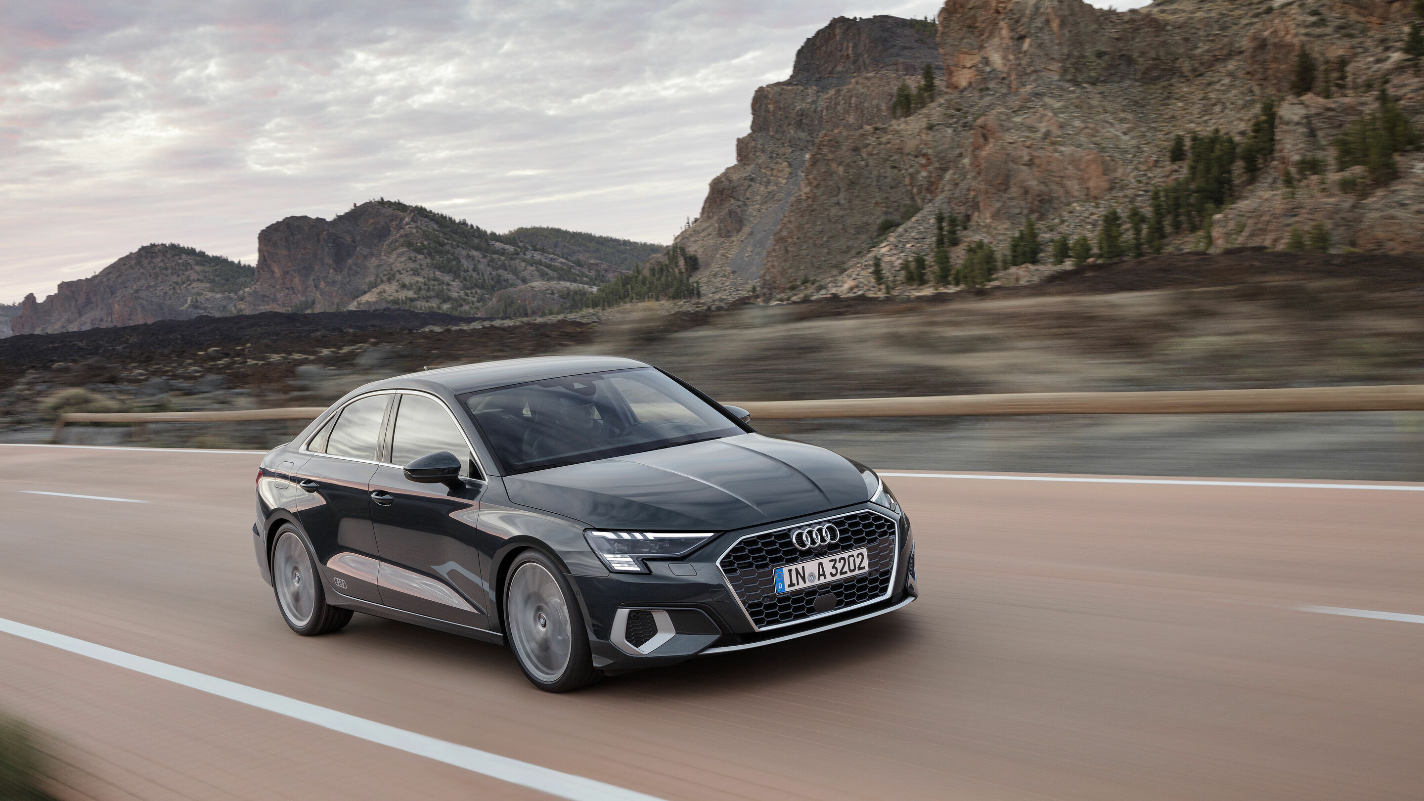 Audi A3 Limousine - Fahraufnahme,
Farbe: Manhattan grau