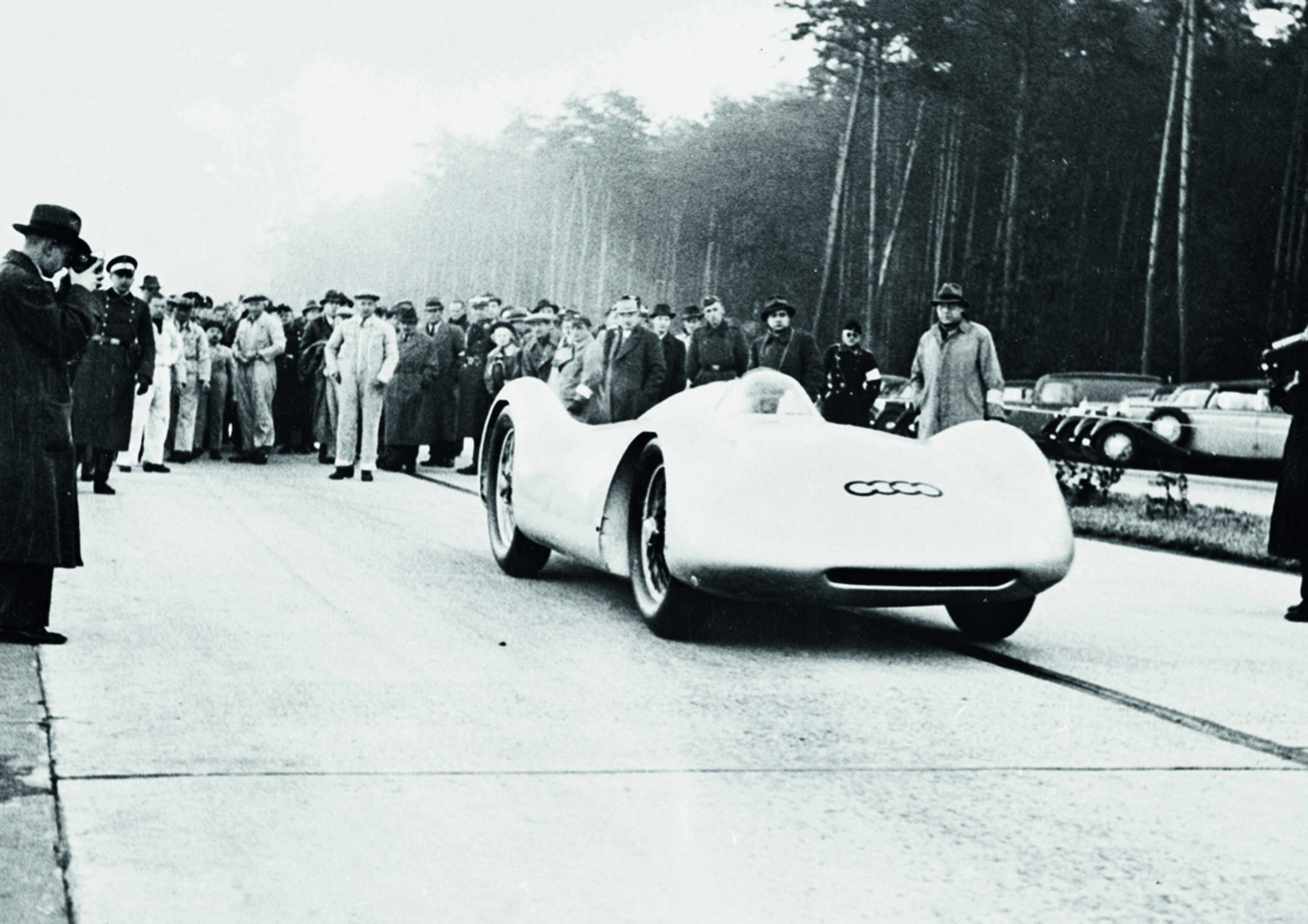 Anniversary magazine Motorsports - 1937 record week - the wheels were not covered during functional testing prior to the record attempt.